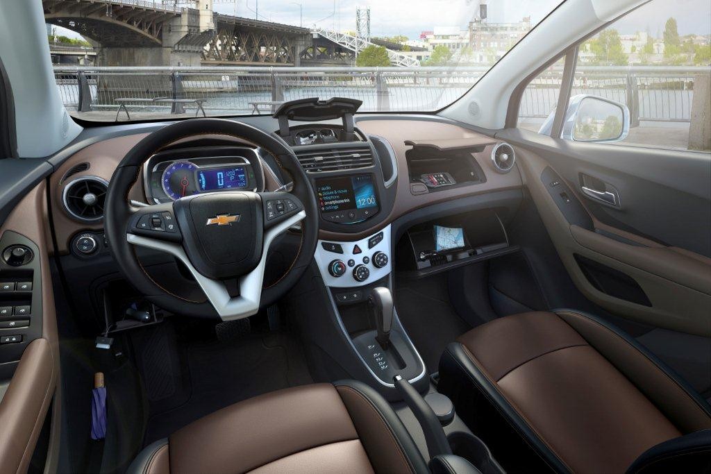 Na pokładzie samochód zmieści pięciu pasażerów. Skąd moc? Chevrolet zaoferuje kierowcom turbodoładowany silnik benzynowy 1,4, wolnossący silnik benzynowy 1,6 oraz turbodiesla 1,7