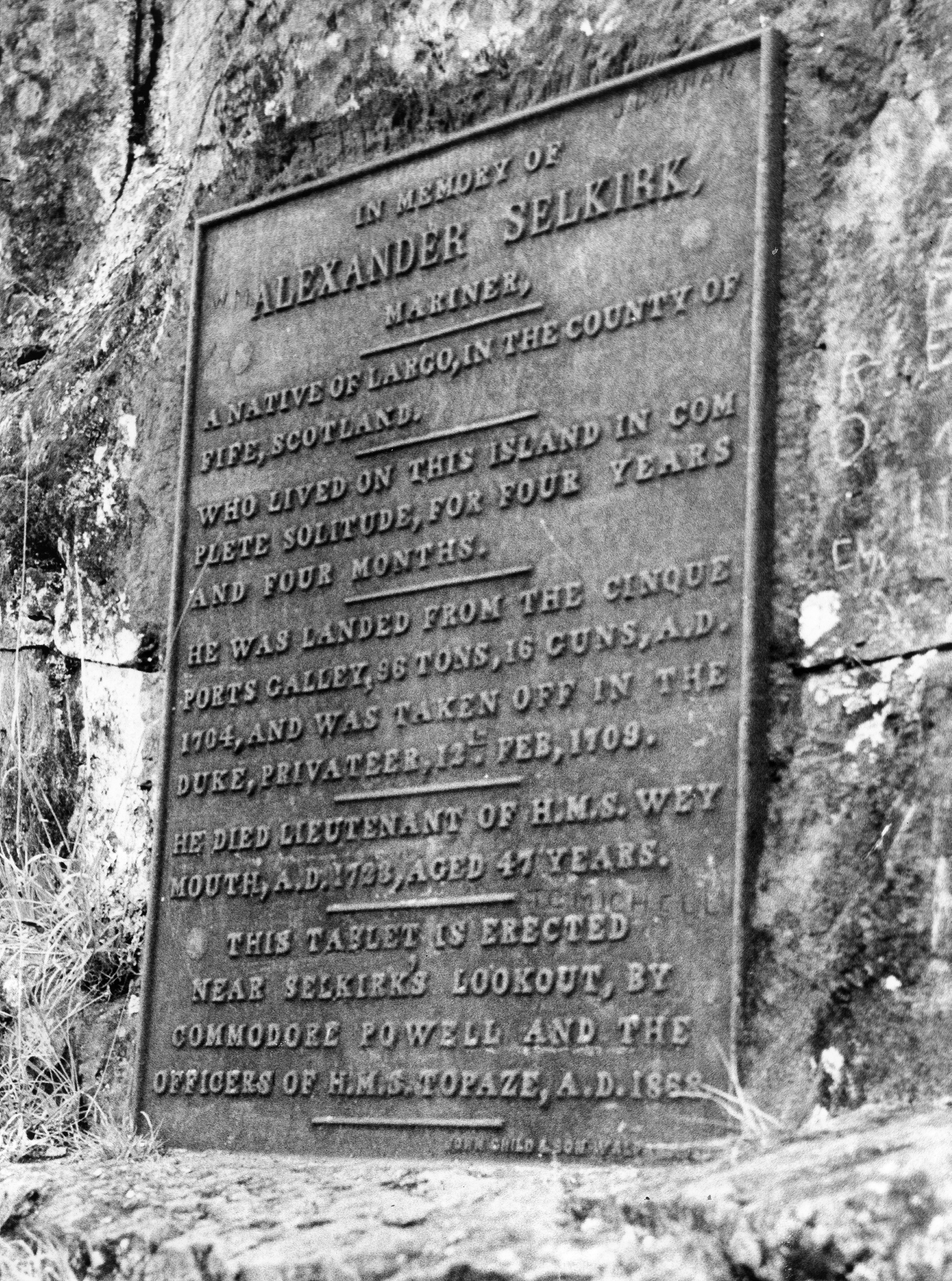 W 1868 roku załoga HMS Topaze upamiętniła zesłanie Alexandra Selkirka, umieszczając na jednej ze skał Más a Tierra specjalną tablicę, a wyspie zmieniono nazwę na Robinson Crusoe