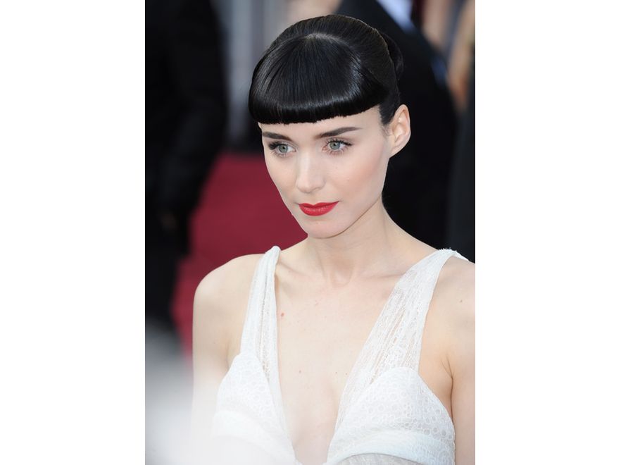 Rooney Mara ściągnęła na siebie krytykę między innymi dekoltem, który uznano za wyraźnie niedopasowany do piersi aktorki