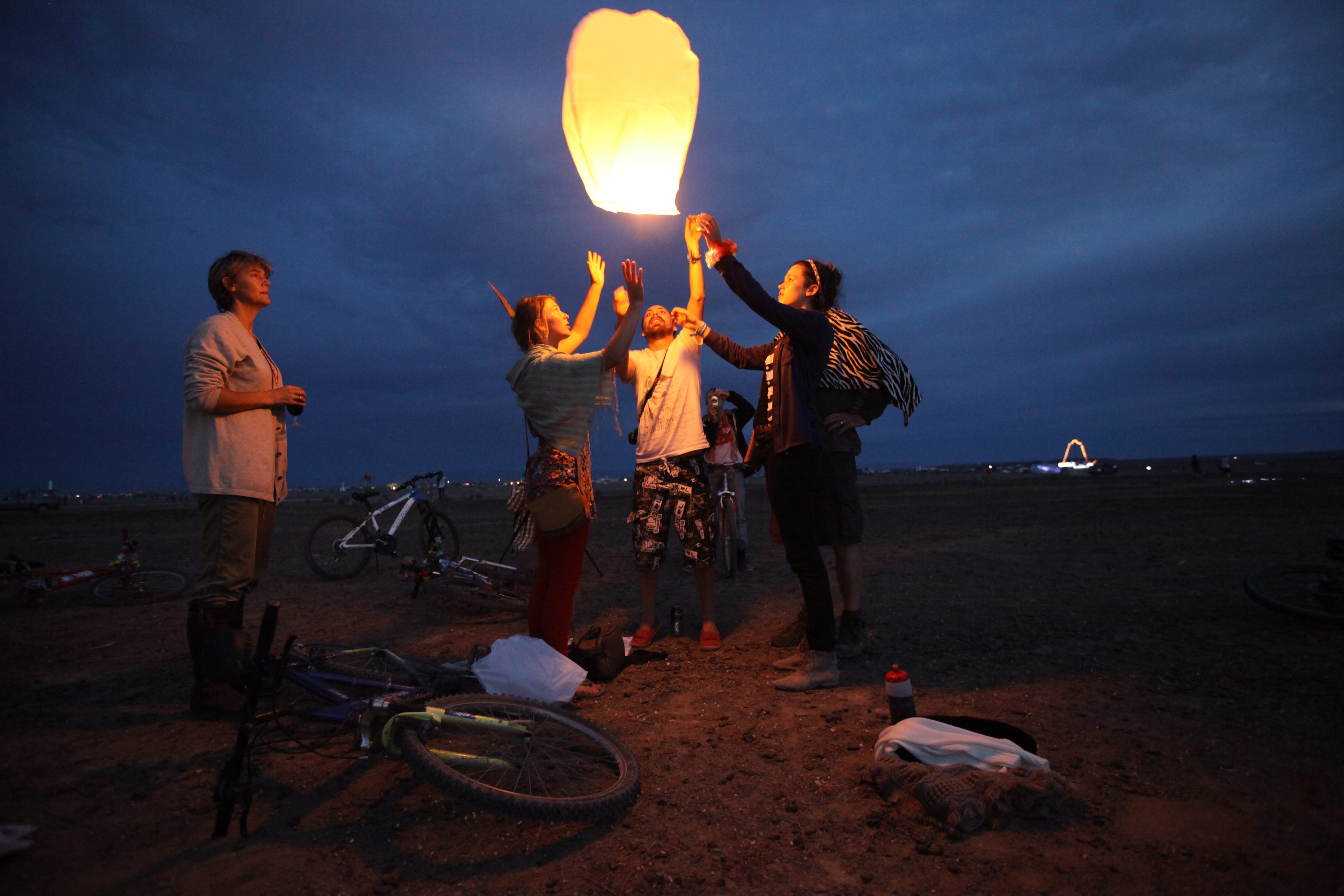 Termin festiwalu ustalony został tak, by nie pokrywał się z amerykańskim Burning Man