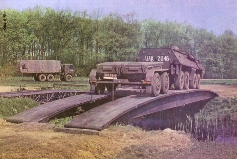 Pojazd miał 7,4 m długości, 2,5 m szerokości i 2,8 m wysokości. Transporter ważył 12,9 tony