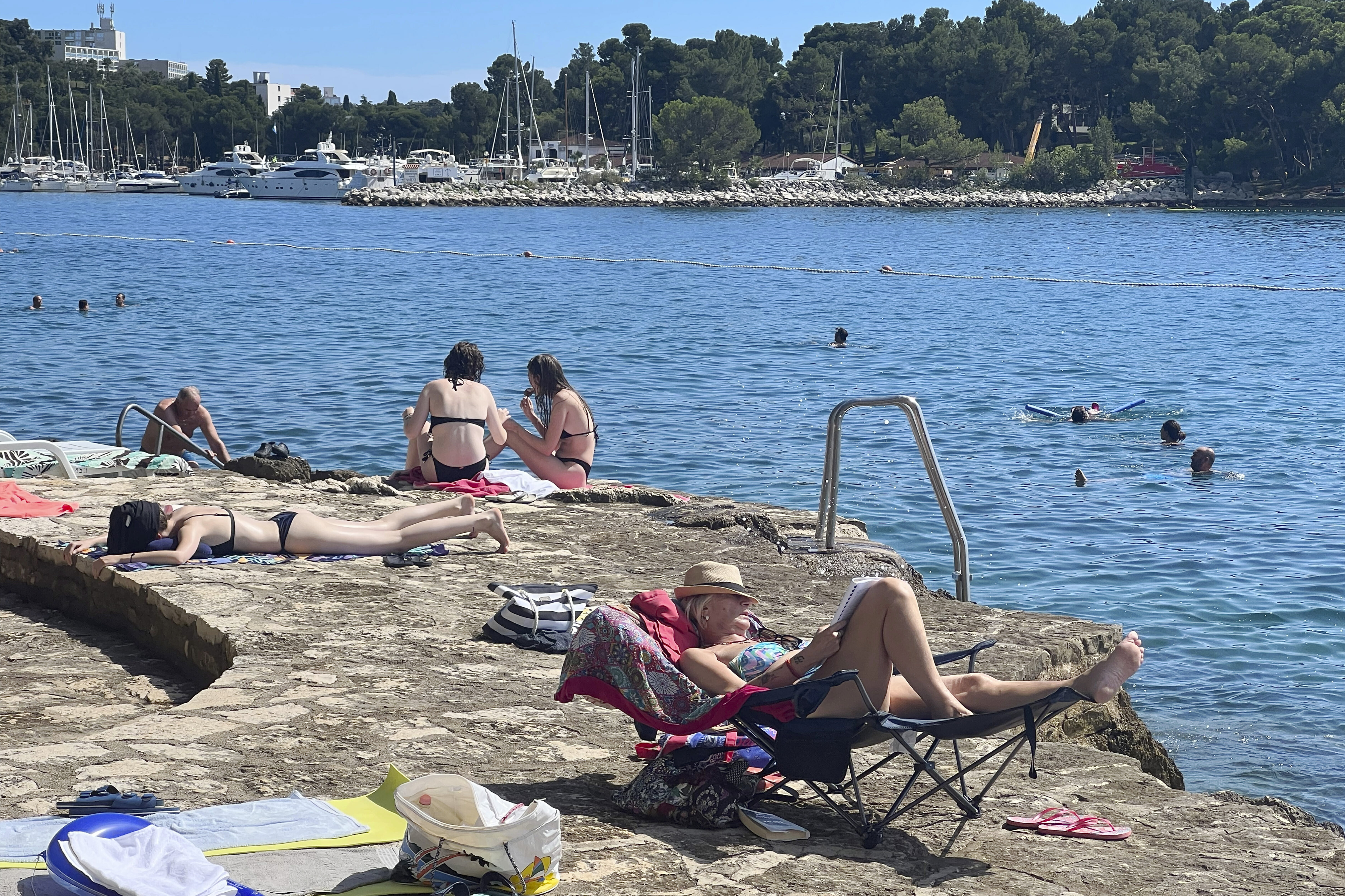 Horvátországban olyan meleg van, hogy még mindig tart a strandszezon