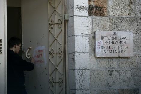 Brisanje uvredljivih grafita sa crkve