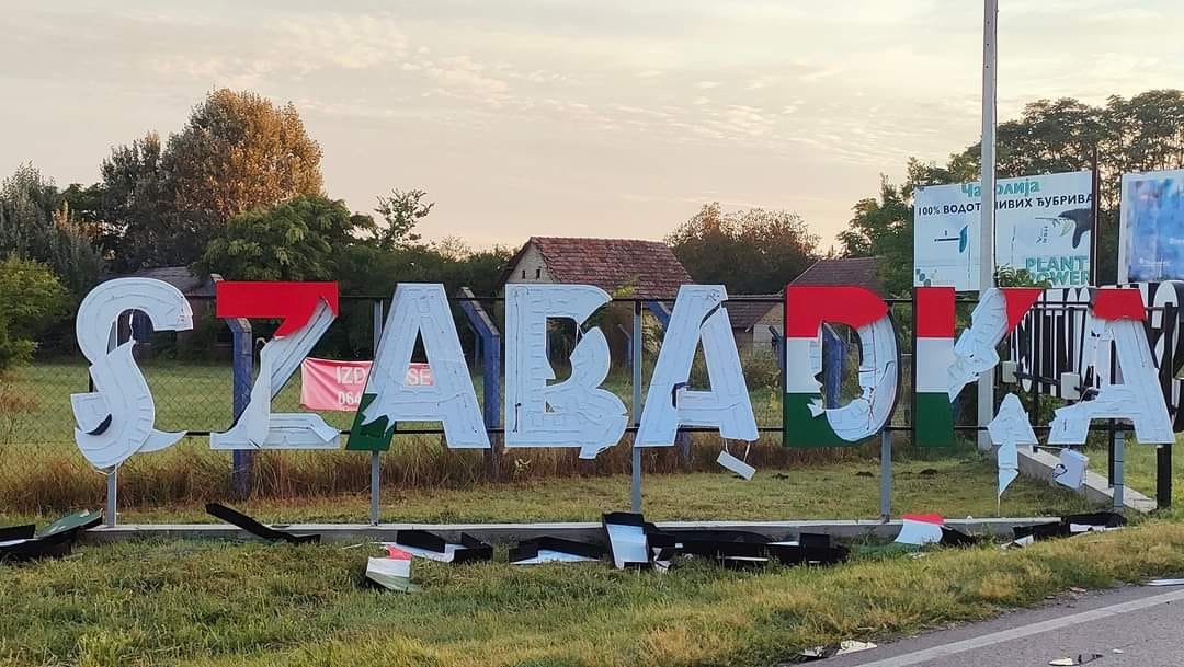 Tombol a magyar gyűlölet? Miután Kárpátalján betiltották a himnuszunkat, több Szabadka feliratot is szétvertek a Vajdaságban