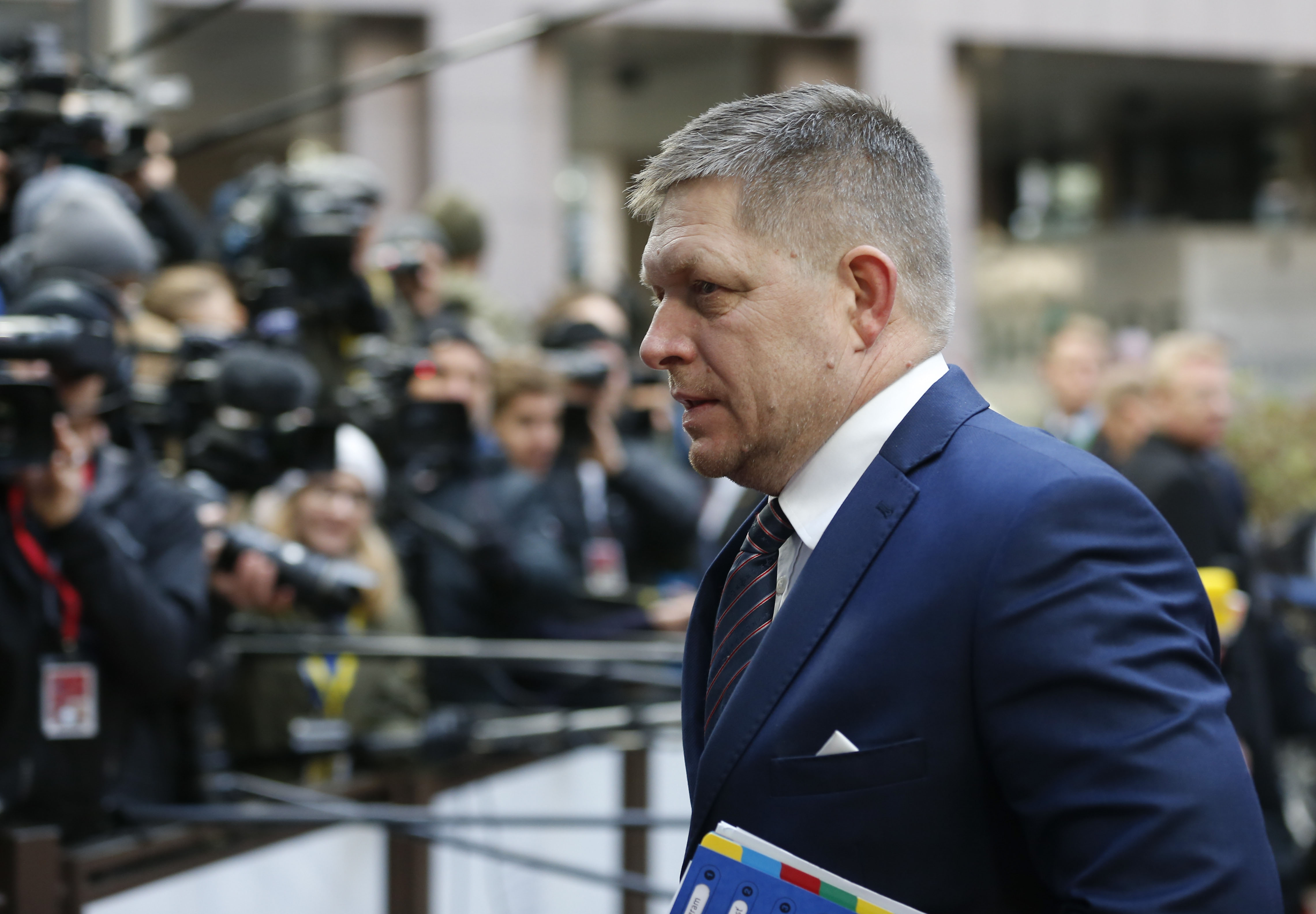 Fico szembefordult Orbánnal? A Smer visszatoloncoltatná  a menekülteket Magyarországra