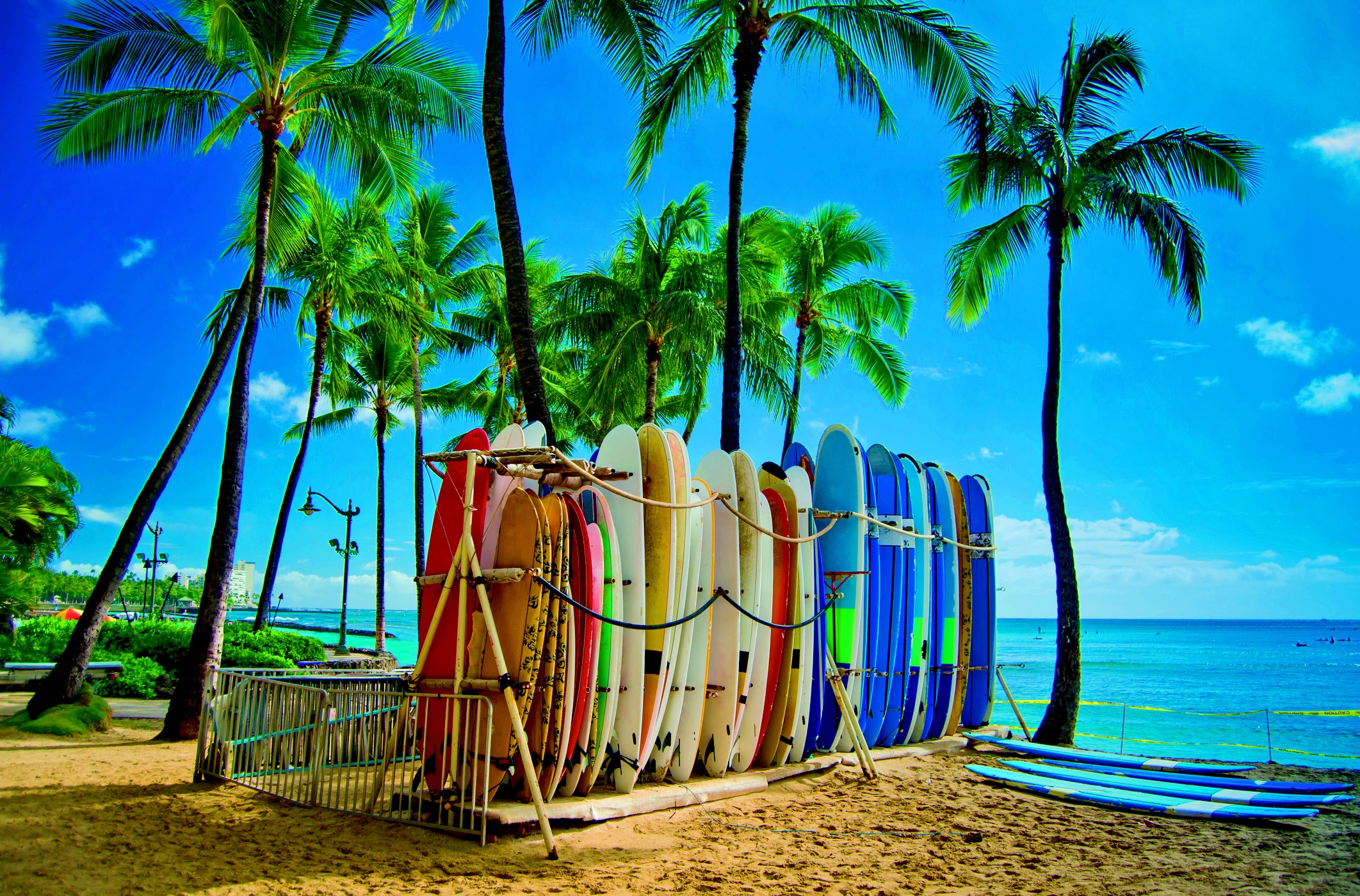 Deski surfingowe na słynnej plaży Waikiki