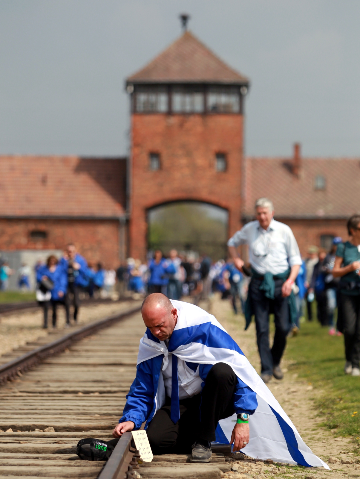Uczestnicy nieśli flagi krajów, z których się wywodzą. Najwięcej było barw Izraela. Wiele było biało-czerwonych chorągwi. Żydom z całego świata, głównie młodzieży, w Marszu towarzyszyło sporo rówieśników z Polski. Wśród nich była Wiktoria Urbańczyk z gimnazjum w Kętach. - Jestem tu pierwszy raz. Przyjechałam, by upamiętnić ofiary Zagłady i oddać im hołd. W swojej szkole wspominamy Żydów z naszego miasta, którzy zginęli podczas wojny. Niedawno odczytywaliśmy ich nazwiska – powiedziała.