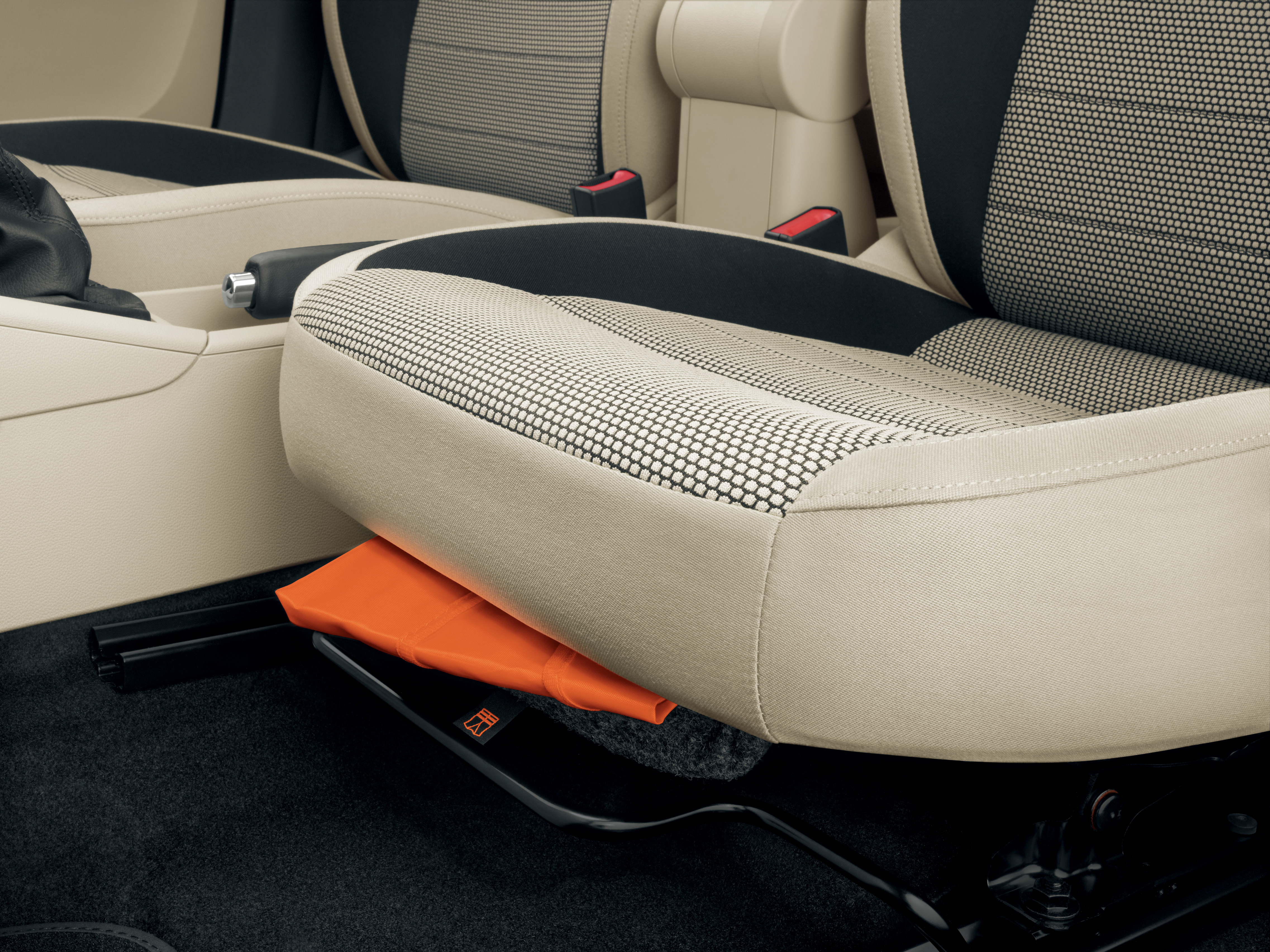 Skoda rapid spaceback zaoferuje sprytne rozwiązania znane z rapida sedana. Jest tu schowek na kamizelkę odblaskową pod fotelem kierowcy. Pojemnik na odpadki w kieszeni drzwi ułatwia utrzymanie porządku i czystości wewnątrz samochodu. Uwaga! Także skrobaczka do lodu na wewnętrznej stronie pokrywy wlewu paliwa jest standardowym wyposażeniem...