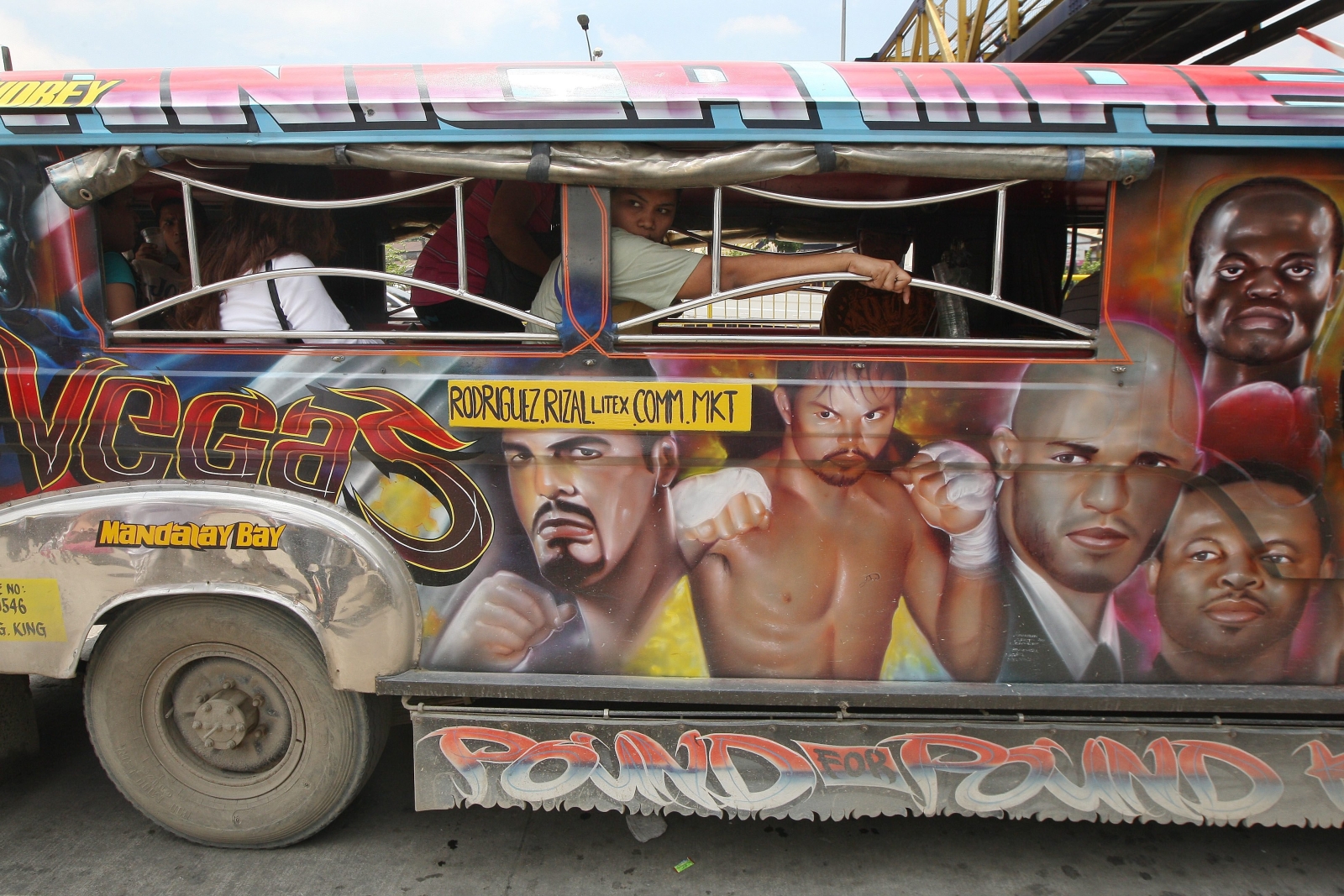 Zdjęcia światowej klasy bokserów, w tym Filipińczyka Manny Pacquiao, zdobią niejeden minibus