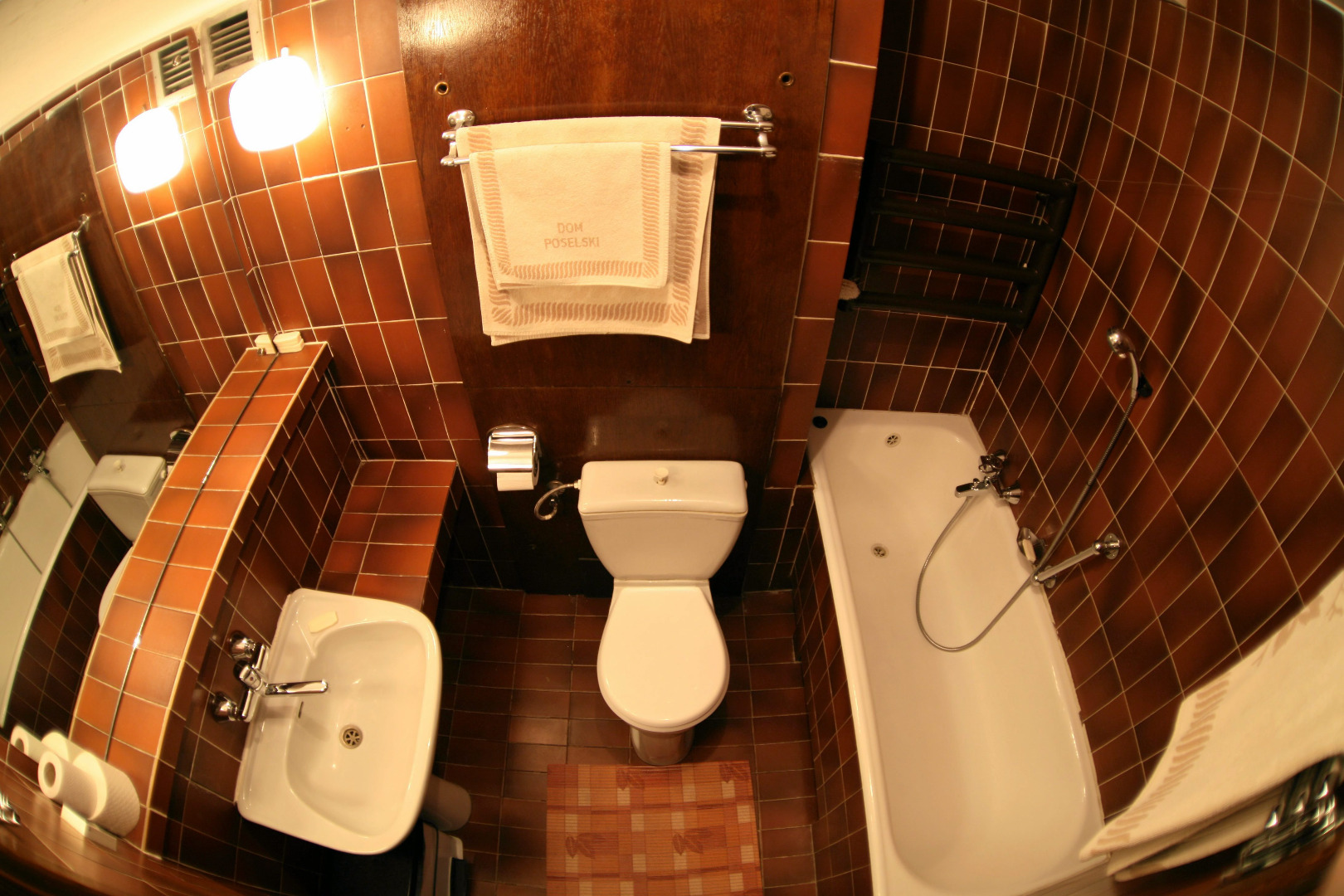 Obok pokojów, są tam także: basen, sauna, siłownia, sala konferencyjna, sklepiki, kaplica, restauracja i coctail bar.