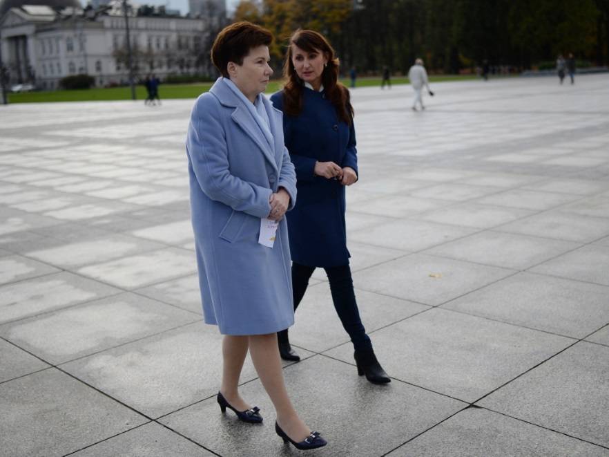 ... Prezydent Warszawy tak właśnie zrobiła - jasnoniebieski płaszcz, w którym pokazała się wczoraj na konferencji prasowej zorganizowanej pod gołym niebem w centrum stolicy, naprawdę miał modowy potencjał! Niestety...