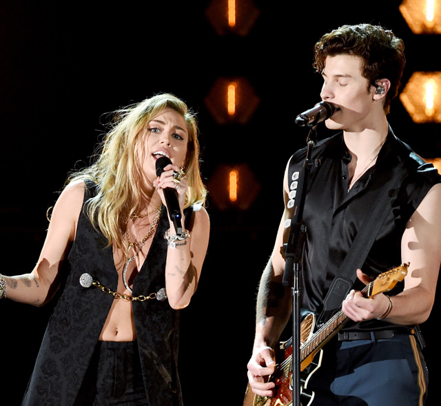 Libabőrös leszel: Miley Cyrus és Shawn Mendes produkciója egyszerűen  zseniális volt a Grammy-n - Glamour