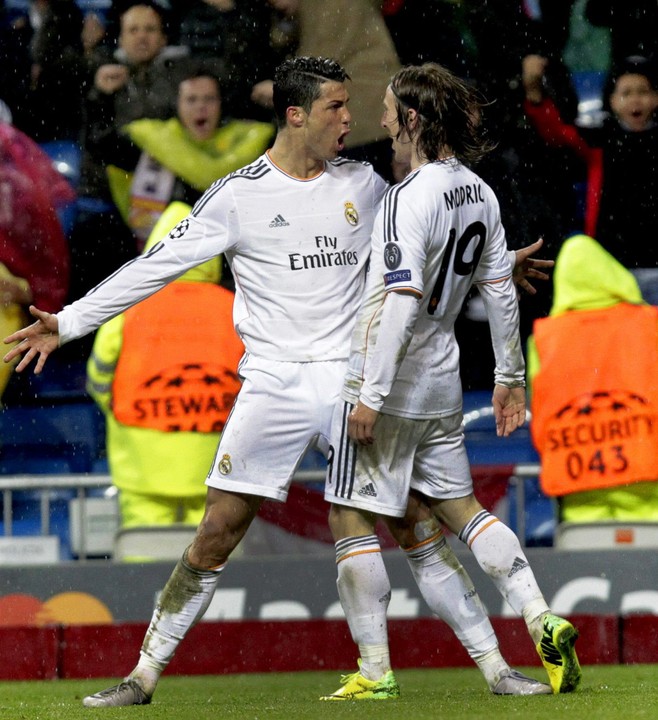 Ronaldo i Luka Modrić (z prawej) cieszą się z gola Portugalczyka w jego setnym występie w Lidze Mistrzów