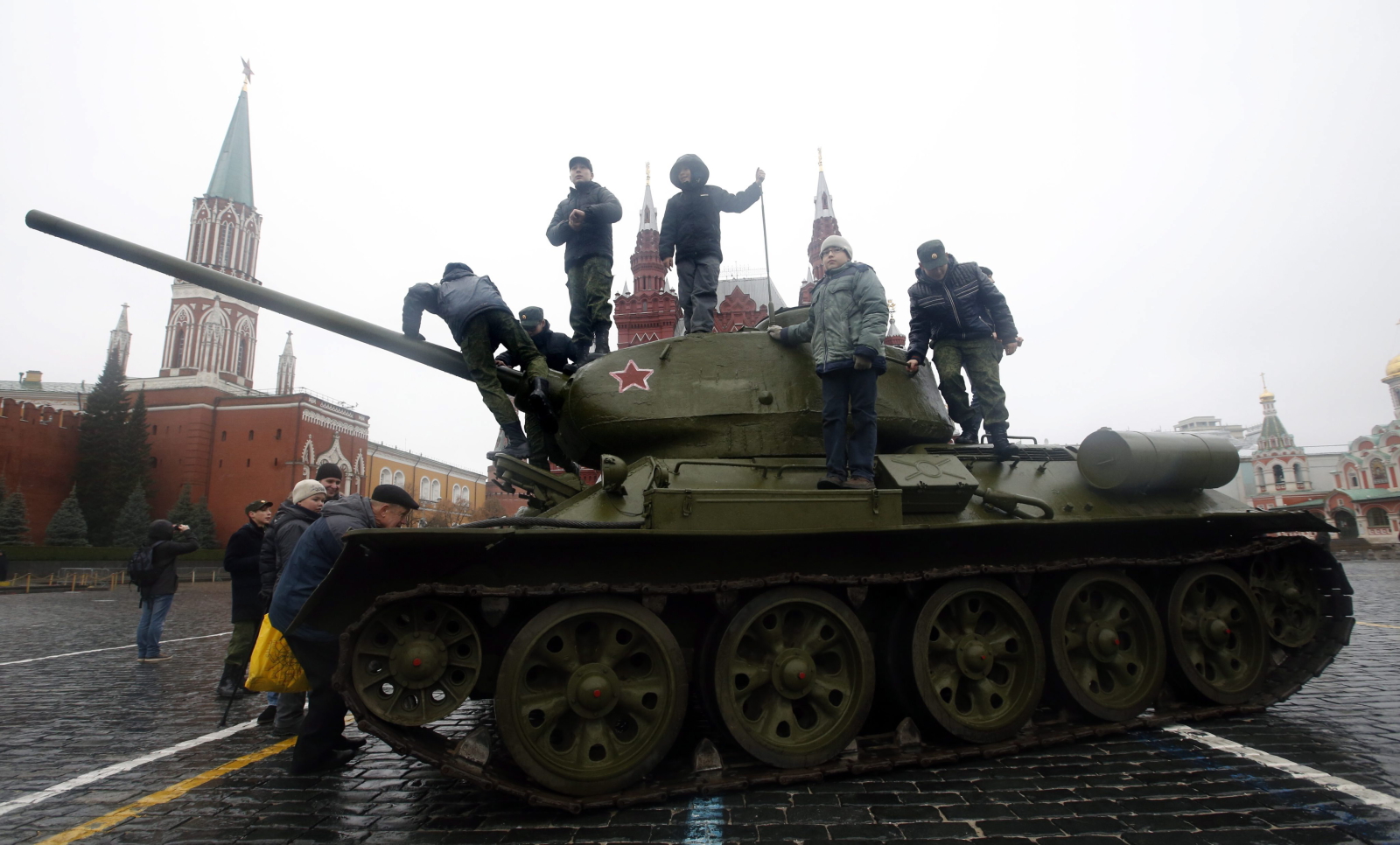 Na ulice rosyjskiej stolicy z tej okazji wyjechały nawet czołgi T-34, o których mówiono, że to one zdobyły Berlin...
