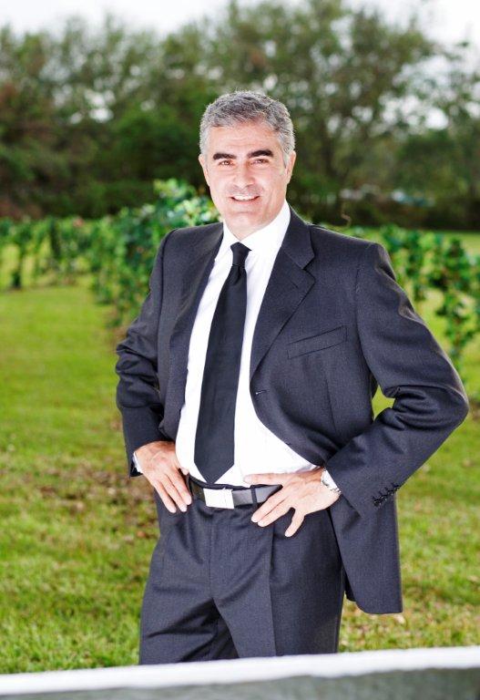 Francisco Contreras (Saul Lisazo) jest odnoszącym sukcesy dziennikarzem; przed kilku laty owdowiał, mieszka z synem w mieście.