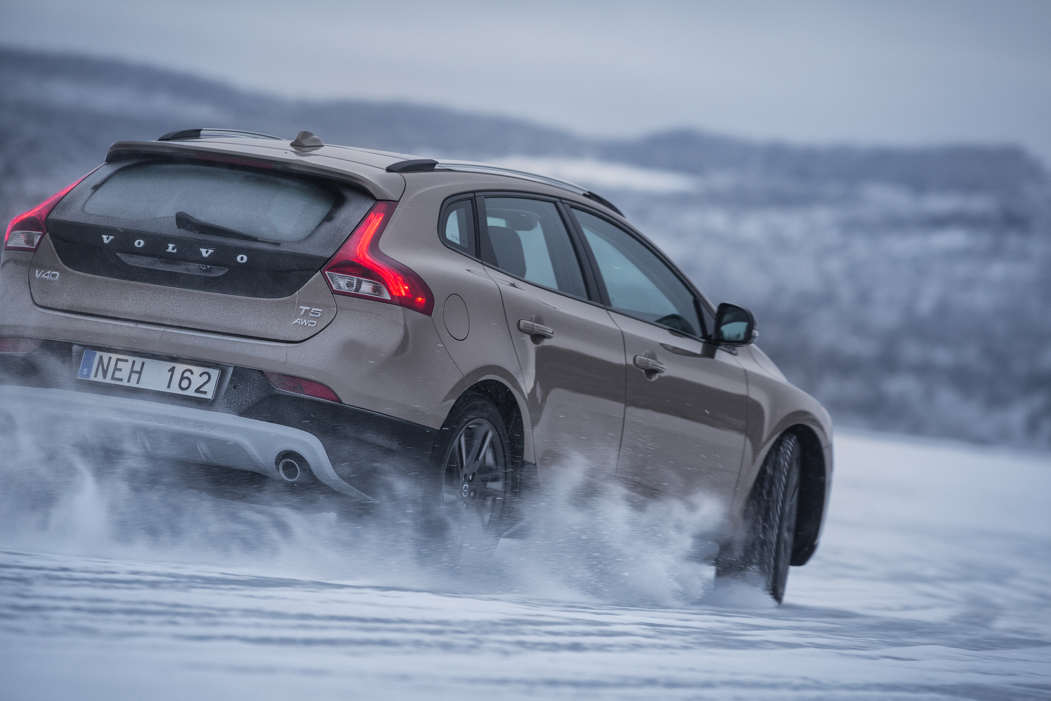 Także w zaprezentowanym niedawno V40 Cross Country pojawi się nowe serce. Wersja z napędem na cztery koła była napędzana turbodoładowanym, rzędowym, pięciocylindrowym silnikiem benzynowym T5 o pojemności 2,5 l i mocy 254 KM. Teraz dołączy do niego mniejsza, pięciocylindrowa jednostka benzynowa T4 o pojemności 1984 ccm i mocy 180 KM. Maksymalny moment obrotowy wyniesie 300 Nm.