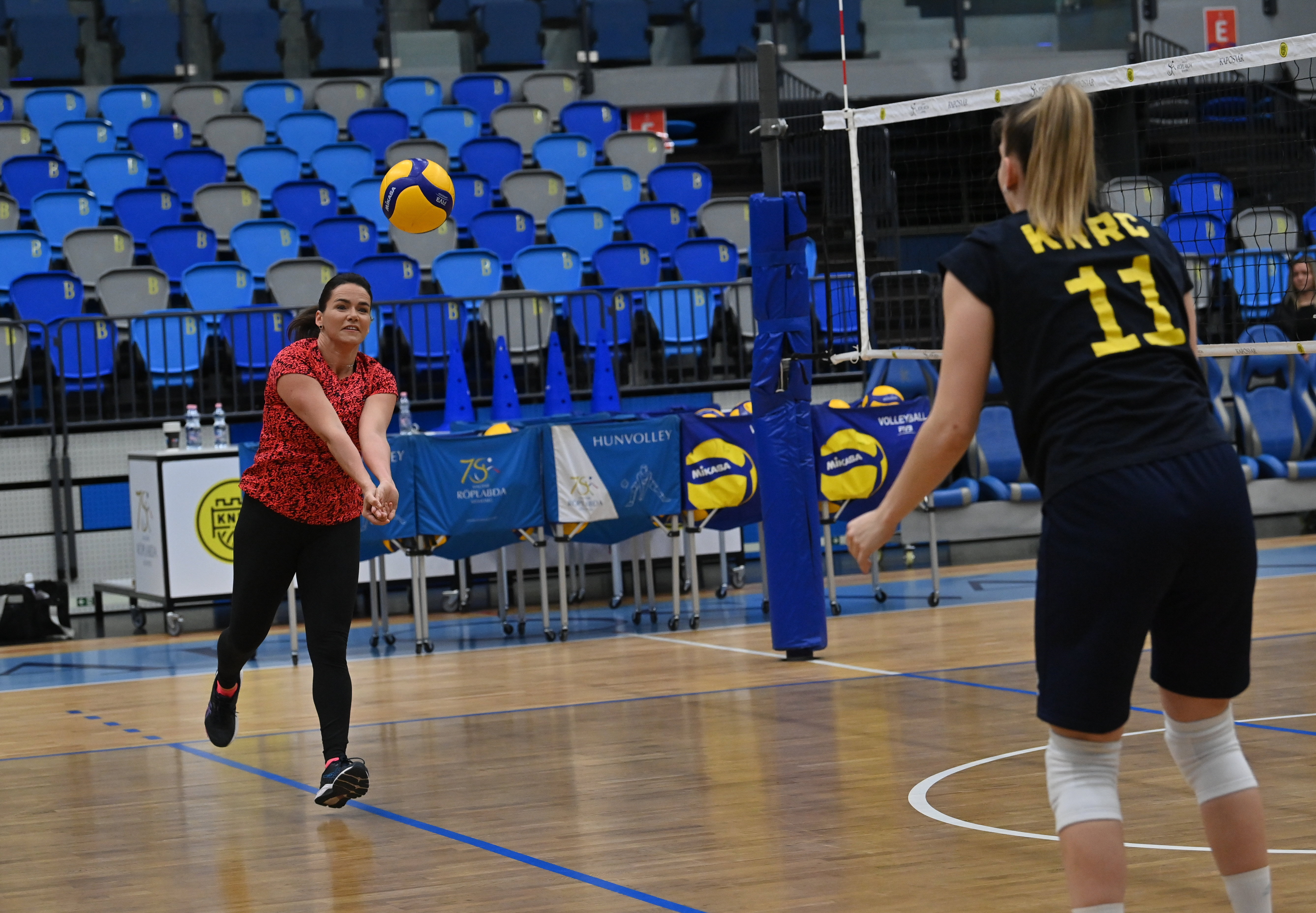 Novák Katalin szerválgat a lányokkal Kaposváron - ritka fotók a köztársasági elnökről