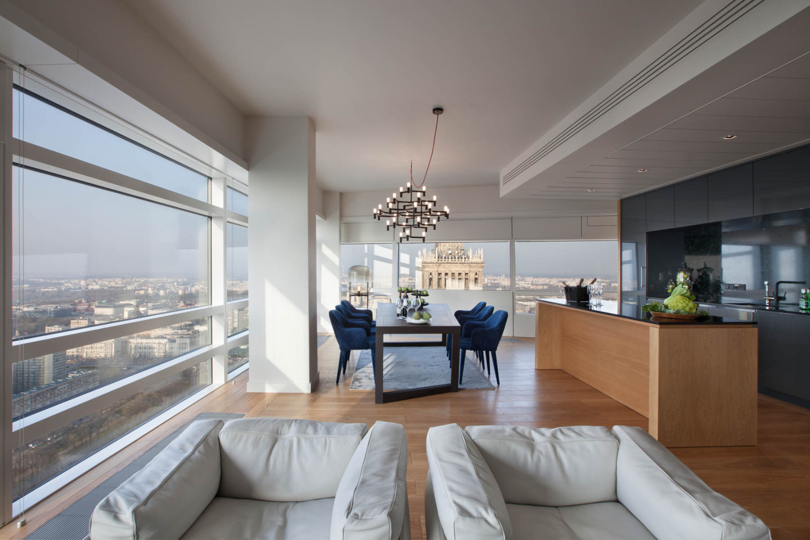 Apartament w stylu etno został wyposażony w meble włoskiej, ikonicznej marki Cassina, która gromadzi największe nazwiska w historii wzornictwa, jak Le Corbusier czy Charlotte Perriand. Sami architekci z pracowni IdeaMM opowiadają, że chcieli stworzyć