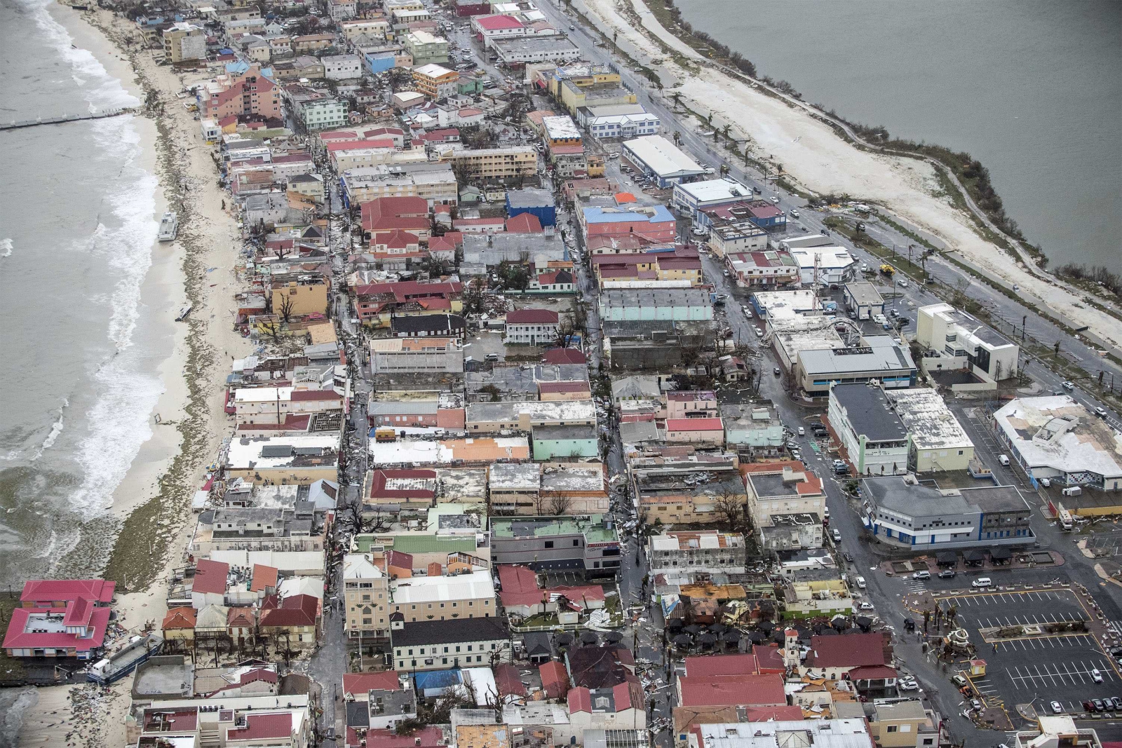 Huragan Irma uważany jest za jeden z pięciu najpotężniejszych atlantyckich huraganów w ostatnich 80 latach. Tymczasem - jak podaje NHC - na Zatoką Meksykańską ukształtował się front burzowy Katia, który już w środę został zakwalifikowany jako huragan. Porywy wiatru osiągają tam prędkość 120 km na godz. W ocenie NHC Katia będzie przez kilka dni pozostawać nad Zatoką Meksykańską. Z kolei w pobliżu Karaibów, na otwartym Atlantyku, powstał front burzowy Jose, któremu NHC przyznało w środę 3. kategorię.
