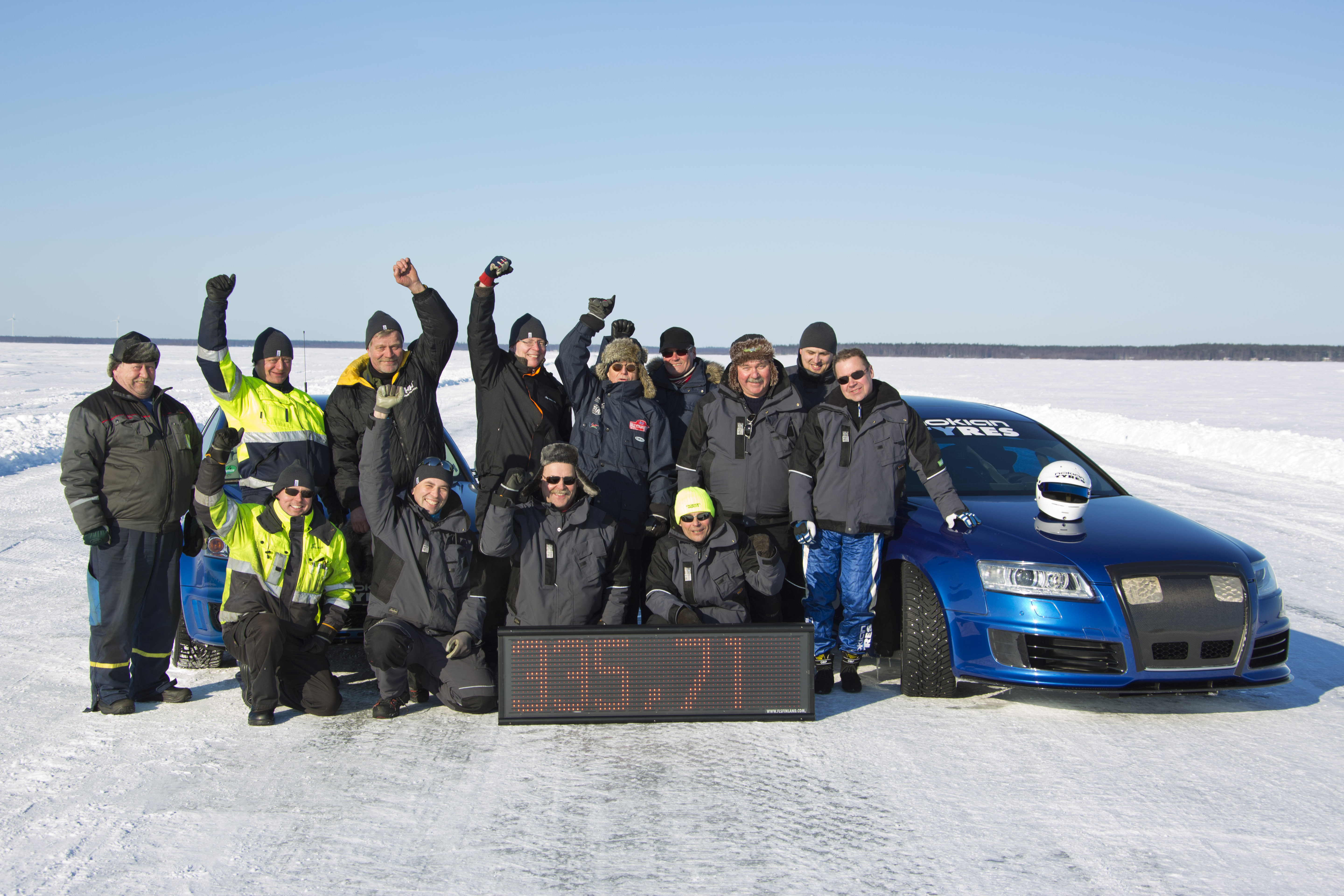 Nowy rekord maksymalnej prędkości samochodu na lodzie wynosi 335,713 km/h!