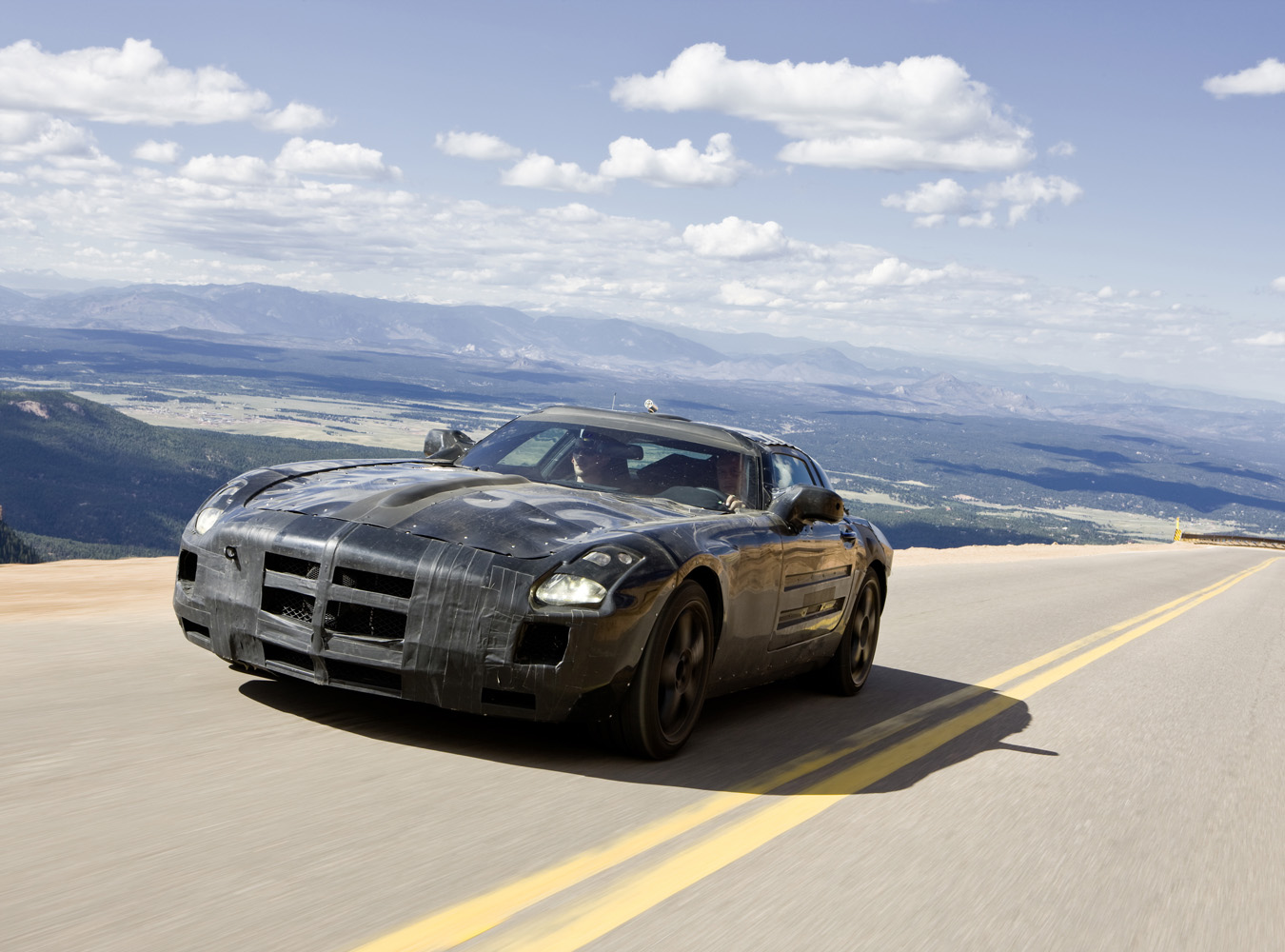 Oto Mercedes odradza z popiołów pięknego skrzydlaka - wiadomo, że nazywać się będzie SLS AMG