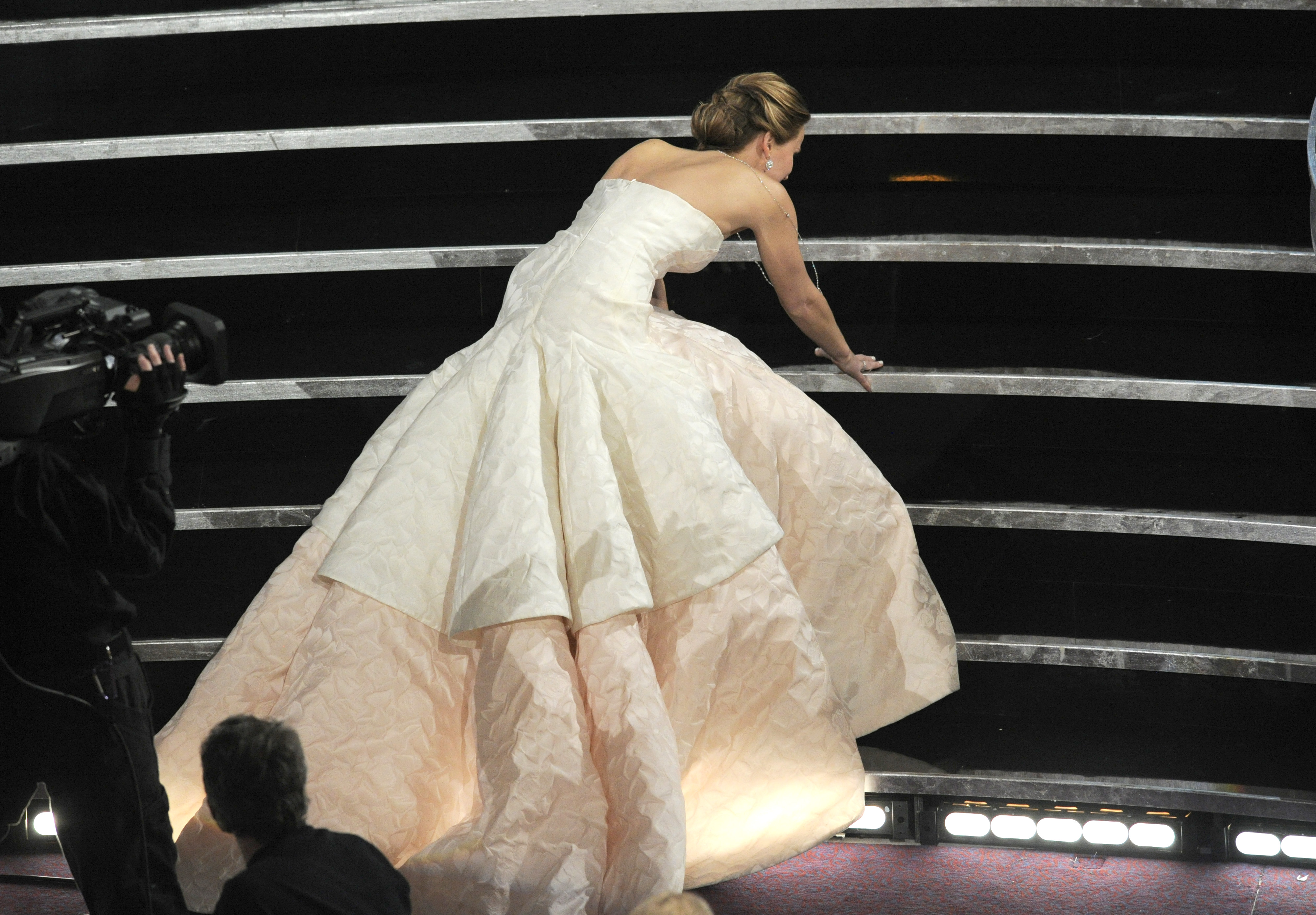 Zebrani w Dolby Theatre w Los Angeles powstali z miejsc również po wyczytaniu nazwiska laureatki za najlepszą pierwszoplanową rolę kobiecą. Jennifer Lawrence w drodze na podium potknęła się i upadła na wiodące na scenę schodki