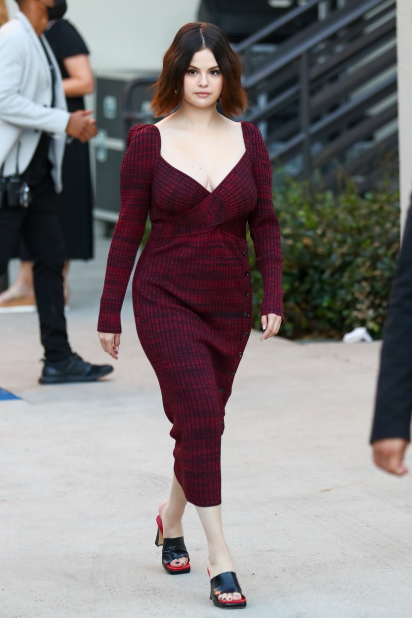 Selena Gomez úgy viseli ezt az egyszerű őszi ruhát, mint egy istennő -  Glamour