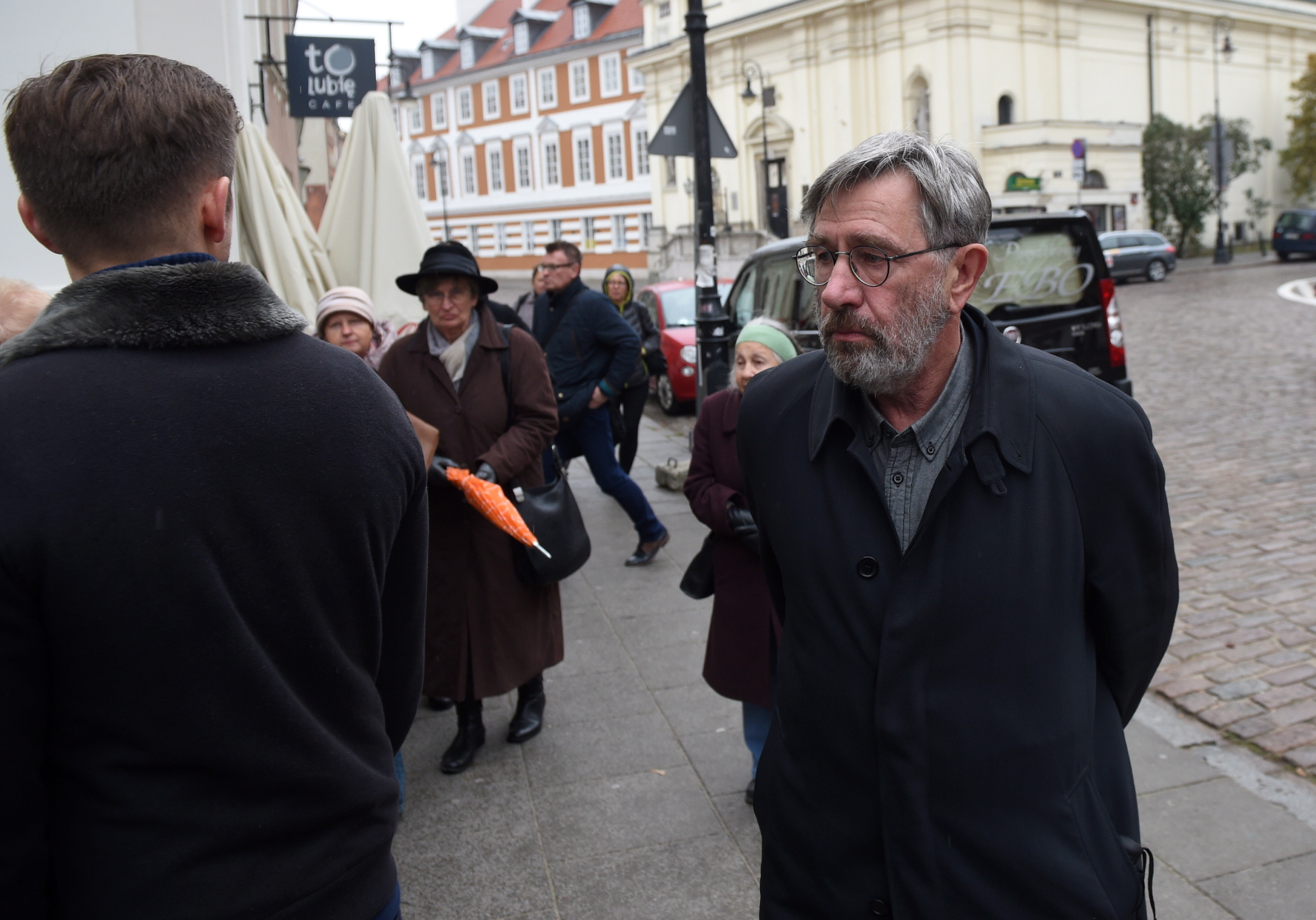 Aktorka powiedziała: <i>Straciliśmy nie tylko wspaniałego człowieka, wielkiego przyjaciela, straciliśmy uniwersum. Szymona Słupnika środowisk twórczych, kręgosłup moralny i etyczny. (...) Zostawiłeś w nas miłość do tego kraju, jego historii, kultury i dziedzictwa i ta miłość trafi razem z twoimi dziełami do serc pokoleń, które nadejdą. Zostaniesz semaforem w tym kraju na zawsze, a nasza powinnością jest wdzięczność i świadomość, co nam ofiarowałeś. (...) Dałeś światu Polkę i za to jesteśmy ci najwdzięczniejsi. Zasłużyłeś na wszystkie hołdy świata, na podziw i cieszyłeś się uznaniem świata przez całe swoje twórcze życie. Ale też zmagałeś się przez całe życie z szarpiącymi cię fałszywymi sędziami, cenzorami, recenzentami i wszelkiego autoramentu małymi ludźmi. I nigdy nie byłeś tchórzliwy i nie kluczyłeś w żadnej sprawie</I> - mówiła aktorka.