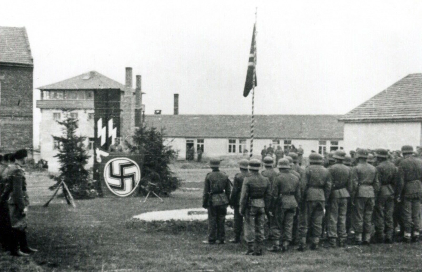 Zbiórka żołnierzy SS na placu apelowym w obozie w Płaszowie, 1944 r.