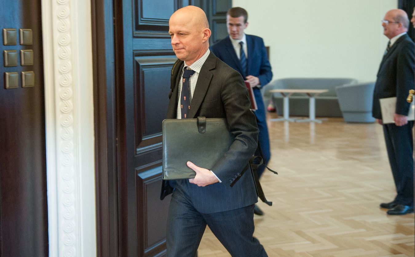W tym przypadku trzeba zacytować pełną odpowiedź z biura prasowego resortu: Minister Finansów jako absolwent College d’Europe w Brugii oraz studiów z zarządzania publicznego na John F. Kennedy School of Government Uniwersytetu Harvarda, na którym uzyskał stopień Master in Public Administration (Mid-Career MPA), biegle posługuje się językiem angielskim. Ponadto zna język francuski.