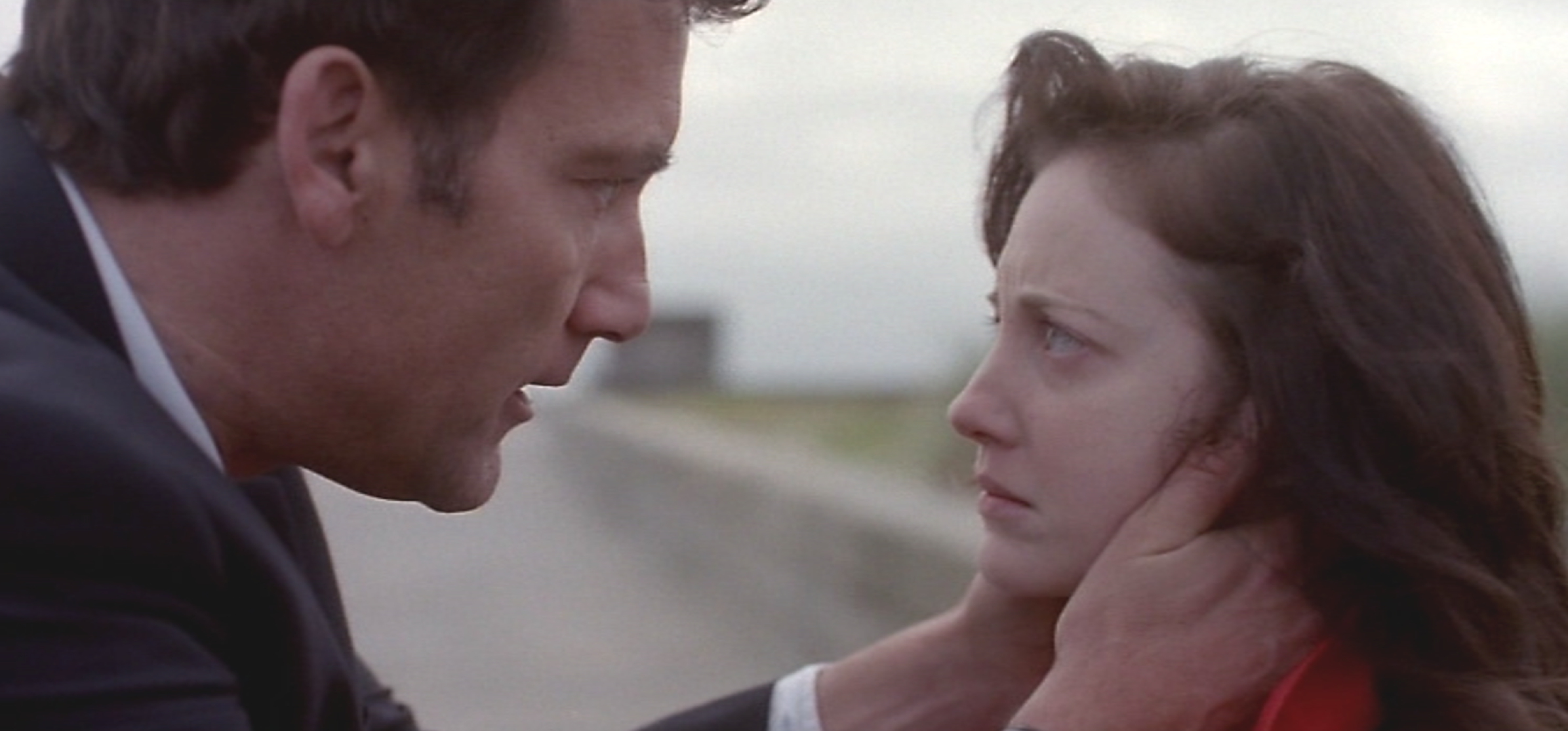 Andrea Riseborough i Clive Owen w filmie