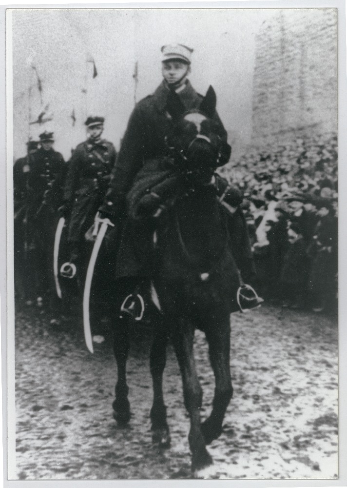 Witold Pilecki na czele defilady w Lidzie
