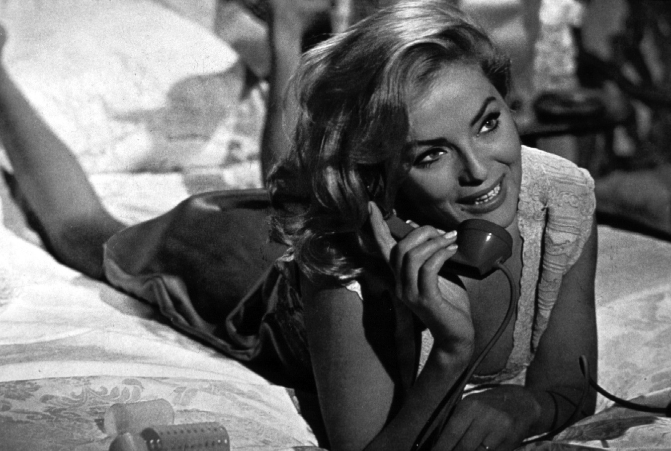 Uważana za piękność doskonałą, Virna Lisi była gwiazdą po obu stronach oceanu. W Hollywood królowała w latach 60-tych. Zagrała w tak głośnych produkcjach, jak