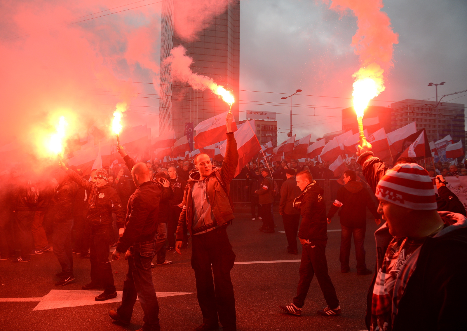 Prezes Stowarzyszenia Marsz Niepodległości Witold Tumanowicz wyjaśniał jeszcze przed wyruszeniem pochodu, że hasło tegorocznego marszu odnosi się do obecnej sytuacji społeczno-politycznej w kraju. <em>- W ustawie zasadniczej mamy bowiem napisane, że suwerenem państwa jest naród. Z tego wynika, że to Polacy są gospodarzami w swoim kraju i takie twierdzenie nie powinno wzbudzać kontrowersji</em> - precyzował Tumanowicz.