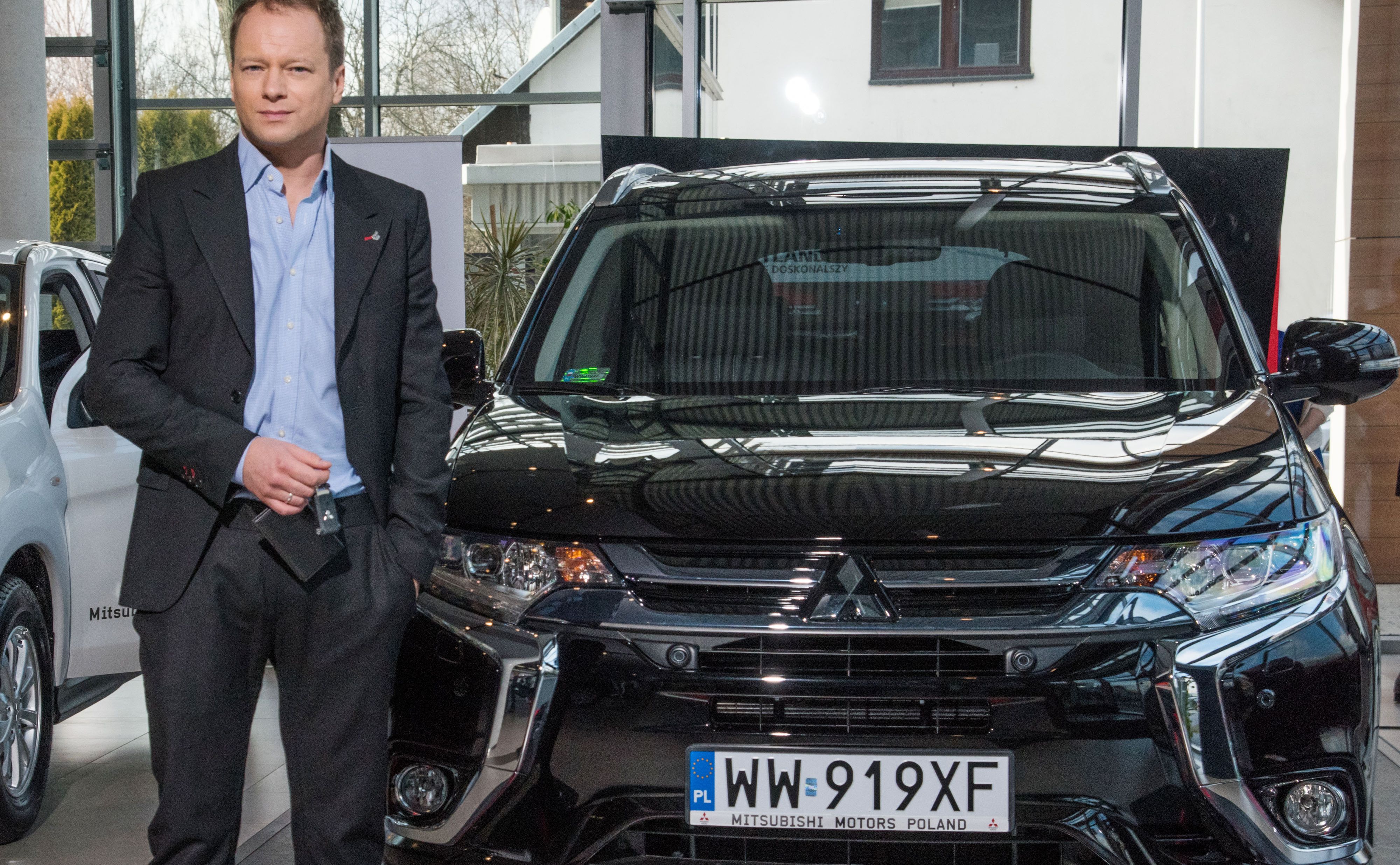 Mitsubishi outalnder PHEV, którym jeździ Maciej Stuhr to najbogatsza wersja instyle navi plus (w salonie kosztuje od 227 990 zł). Samochód jest wyposażony m.in. w system kamer 360 stopni ze sterowaniem w kole kierownicy, skórzaną tapicerkę, podgrzewane koło kierownicy, elektrycznie sterowaną pokrywę bagażnika, fotel kierowcy regulowany elektrycznie w 8 płaszczyznach i nagłośnienie Rockford Fosgate 710W z 9 głośnikami, elektrycznie sterowane okno dachowe, adaptacyjny tempomat ACC, system ostrzegający o zmianie pasa ruchu LDW, system ograniczania skutków kolizji czołowych FCM.