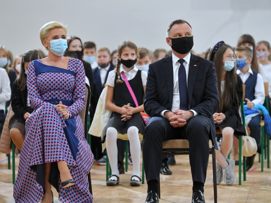 Agata Kornhauser-Duda i Andrzej Duda uczestniczyli w inauguracji roku szkolnego 2021/2022 w Publicznej Szkole Podstawowej im. Papieża Jana Pawła II w Kruszewie...