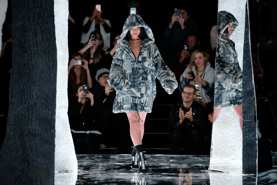 Rihanna na wybiegu podczas pokazu kolekcji "Fenty by Rihanna"