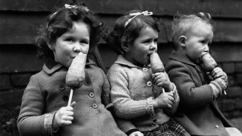 1941 rok - dziewczynki jedzą marchewki nabite na patyk