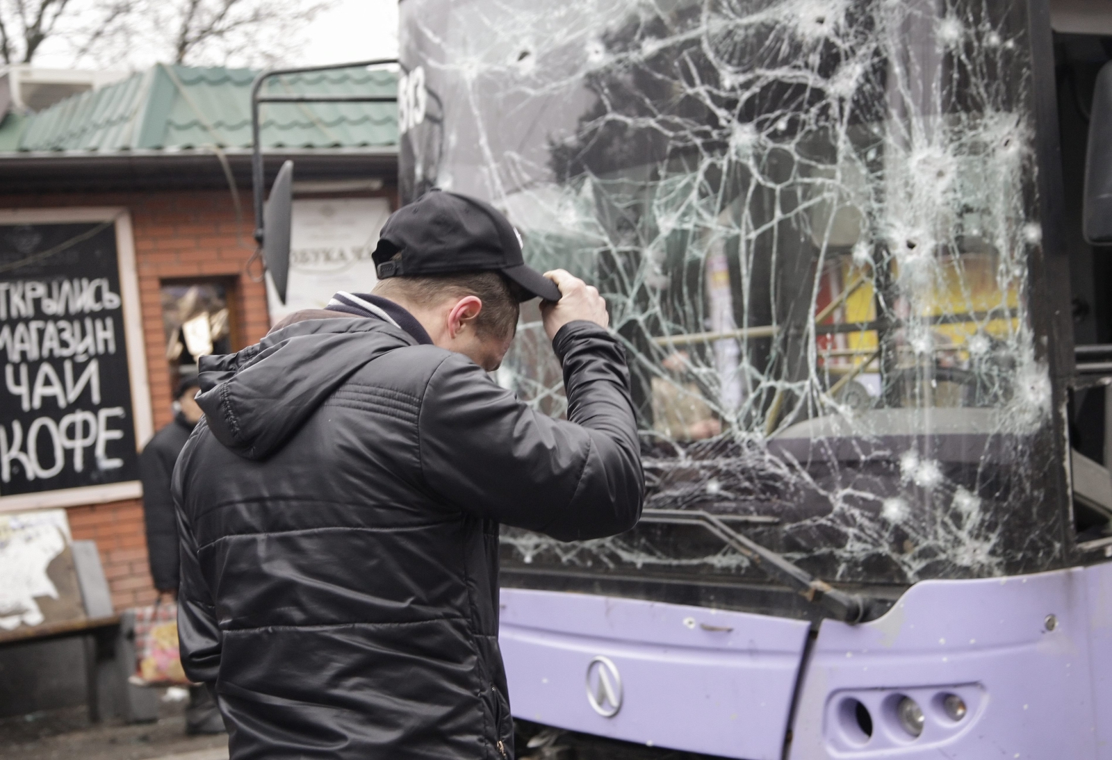 Ostrzelany trolejbus na przystanku w Doniecku