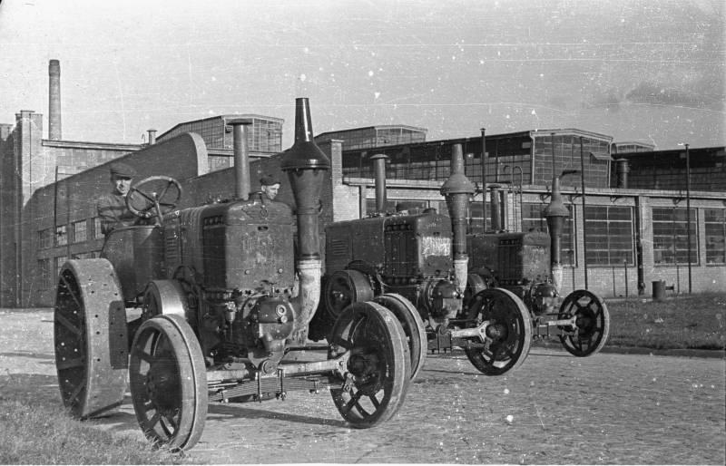 Ursus 19 1947 Ursus C-45 na placu fabrycznym
