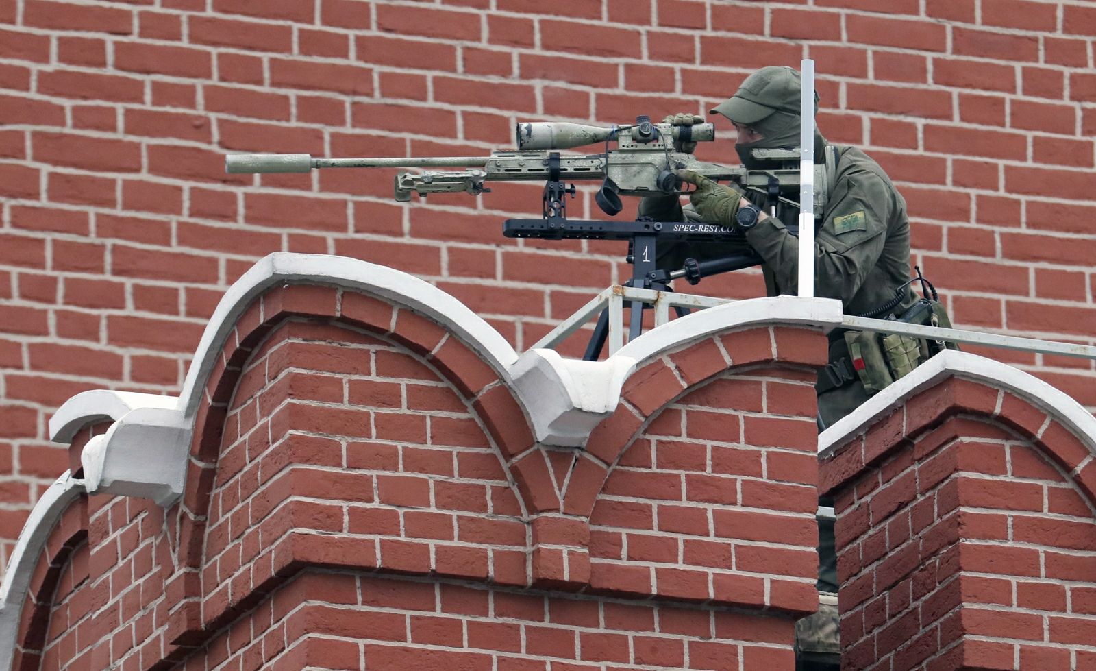 W chwili rozpoczęcia defilady media podały, powołując się na źródła, że jej część lotnicza, w której miały brać udział 74 samoloty i śmigłowce, została odwołana ze względu na złe warunki meteorologiczne.