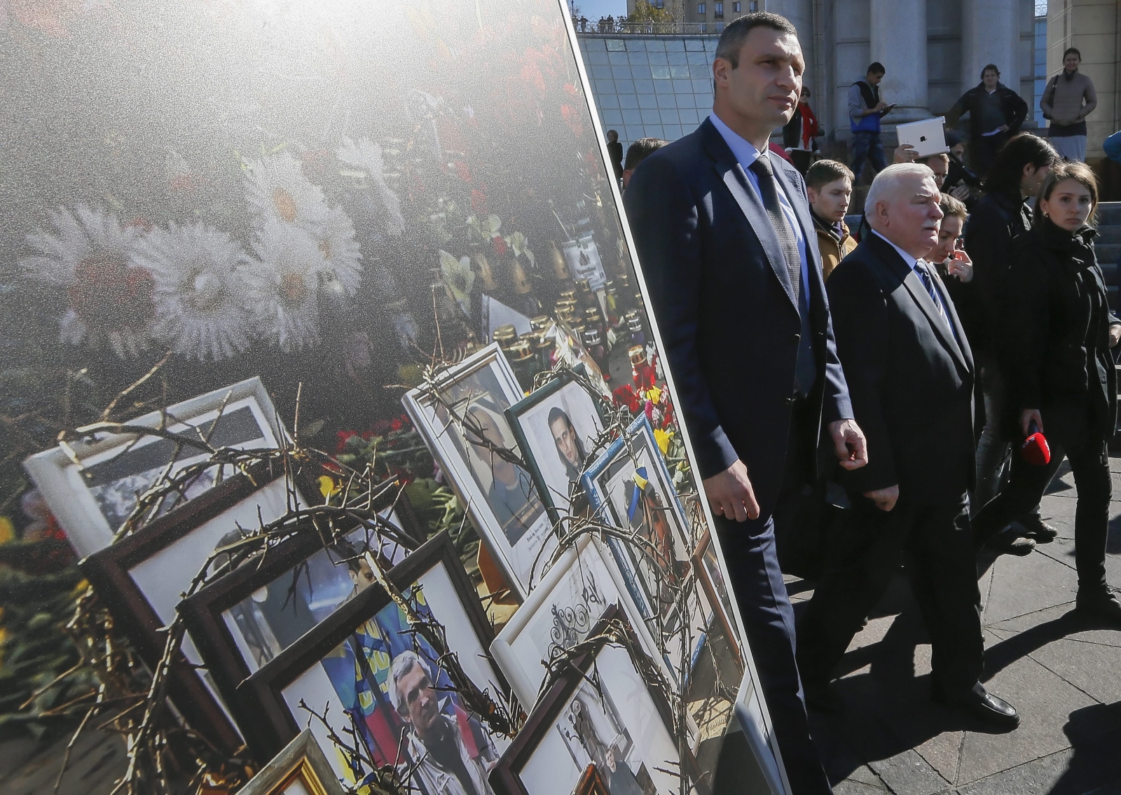 Lech Wałęsa w katedrze świętego Michała zapalił świecę pamięci ukraińskich bohaterów oraz odwiedził wojskowy szpital kliniczny, gdzie są leczeni ranni na froncie wschodnim ukraińscy żołnierze.