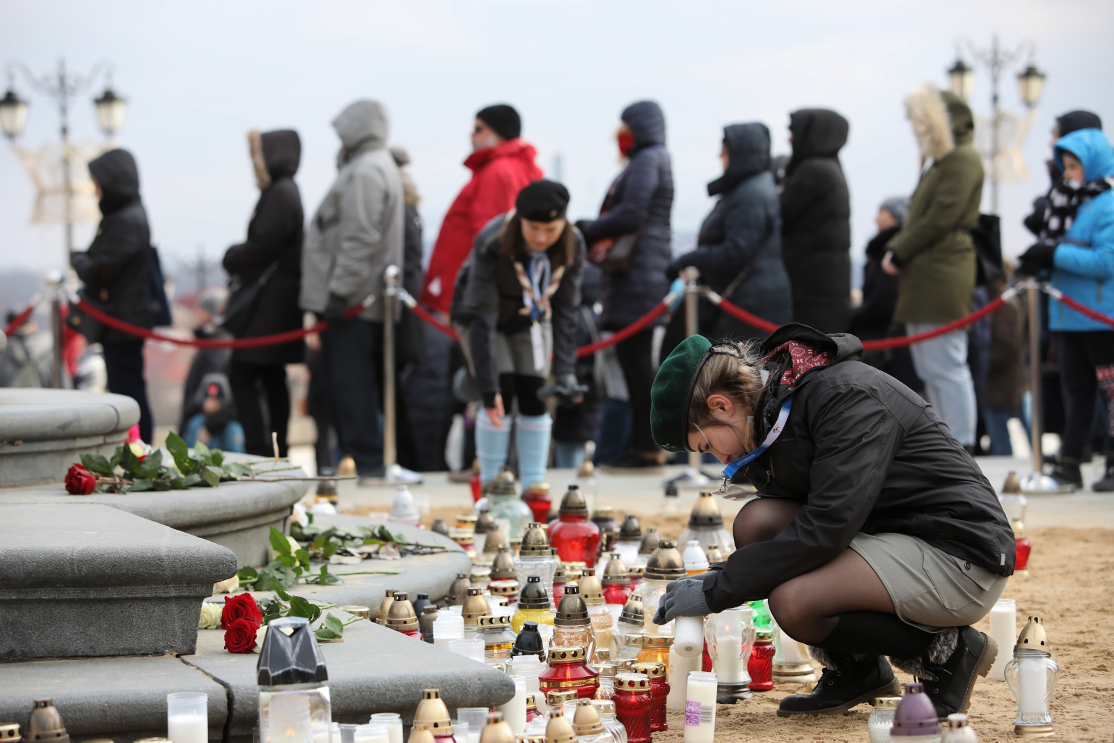Mieszkańcy Warszawy pod kolumną Zygmunta składają znicze