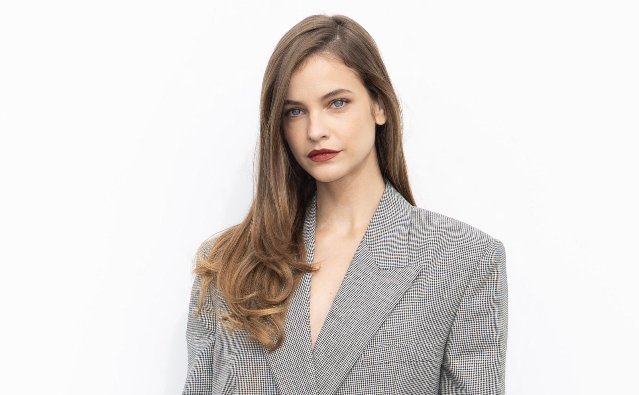 Többet mutat, mint takar: Palvin Barbi szétszabdalt ruhában vonult végig Párizs utcáin, szívdöglesztően festett – fotó, videó