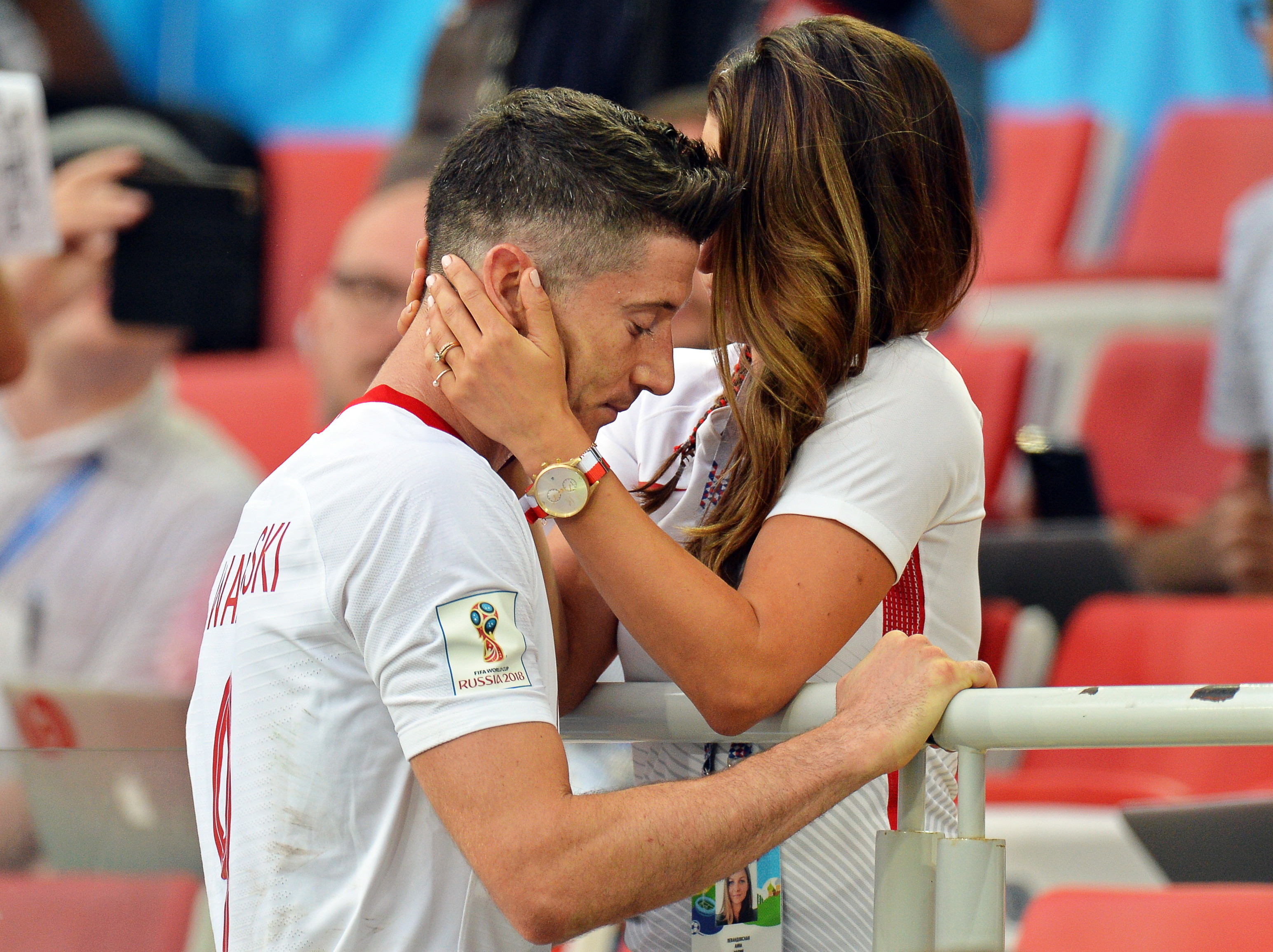 Kapitan reprezentacji Polski Robert Lewandowski (L) z żoną Anną (P) po meczu z Senegalem