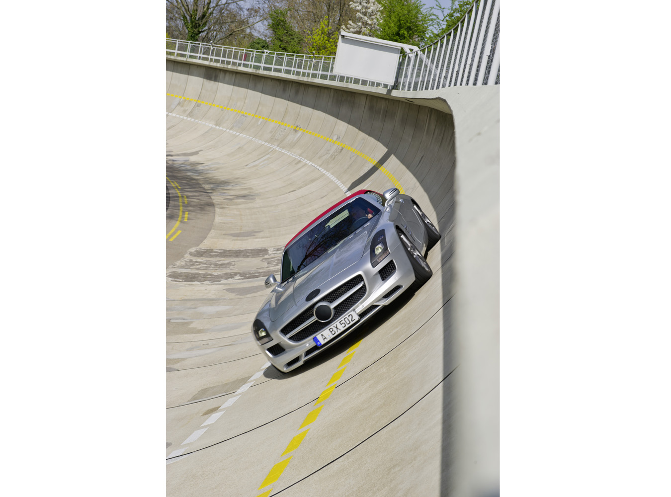 Mercedes ujawnił zdjęcia z testów SLS-a w wersji roadster...