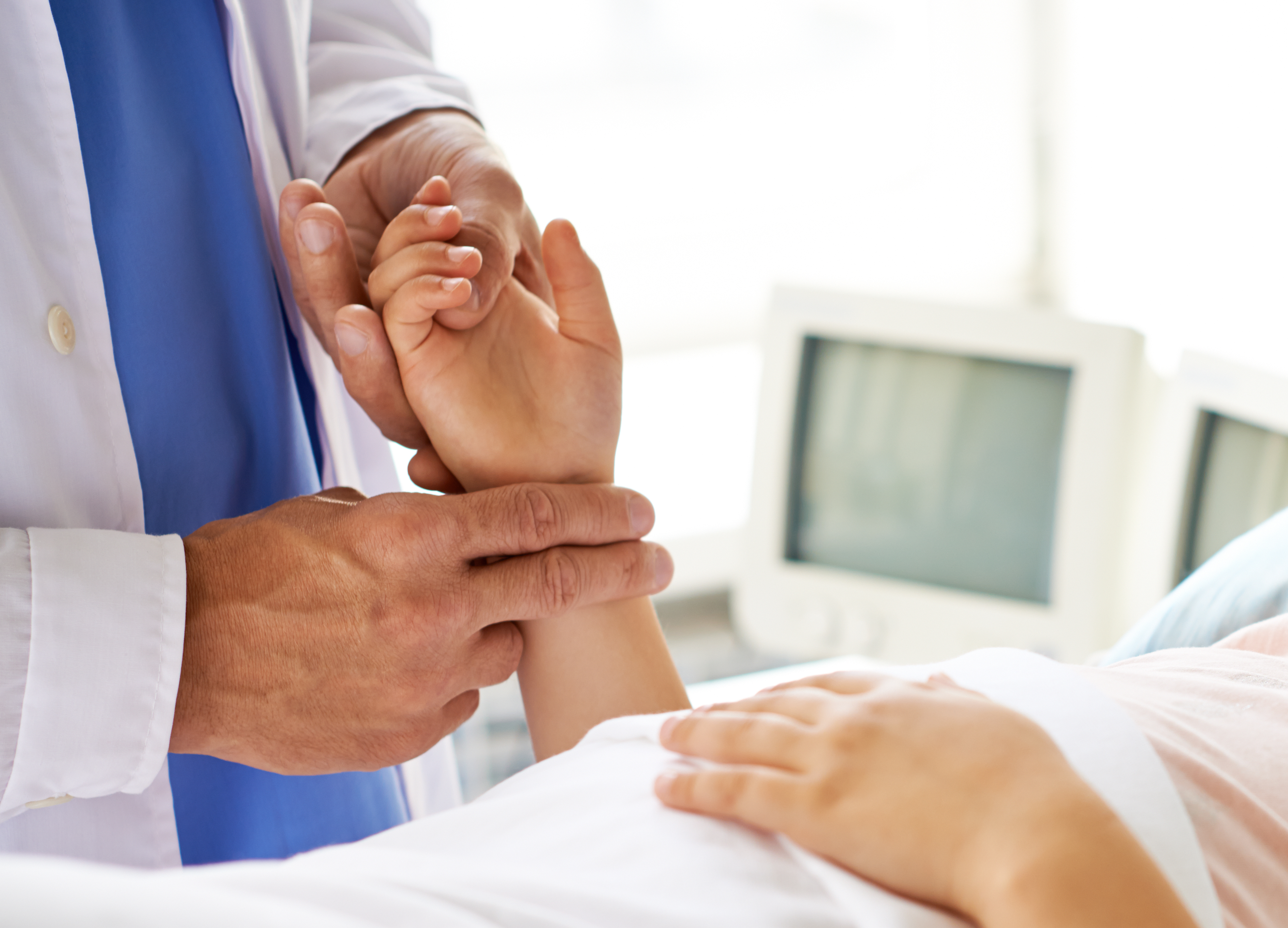 Friss hírek érkeztek az egyéves kislányról, aki életveszélyes állapotban került kórházba, miután lenyelt egy elemet