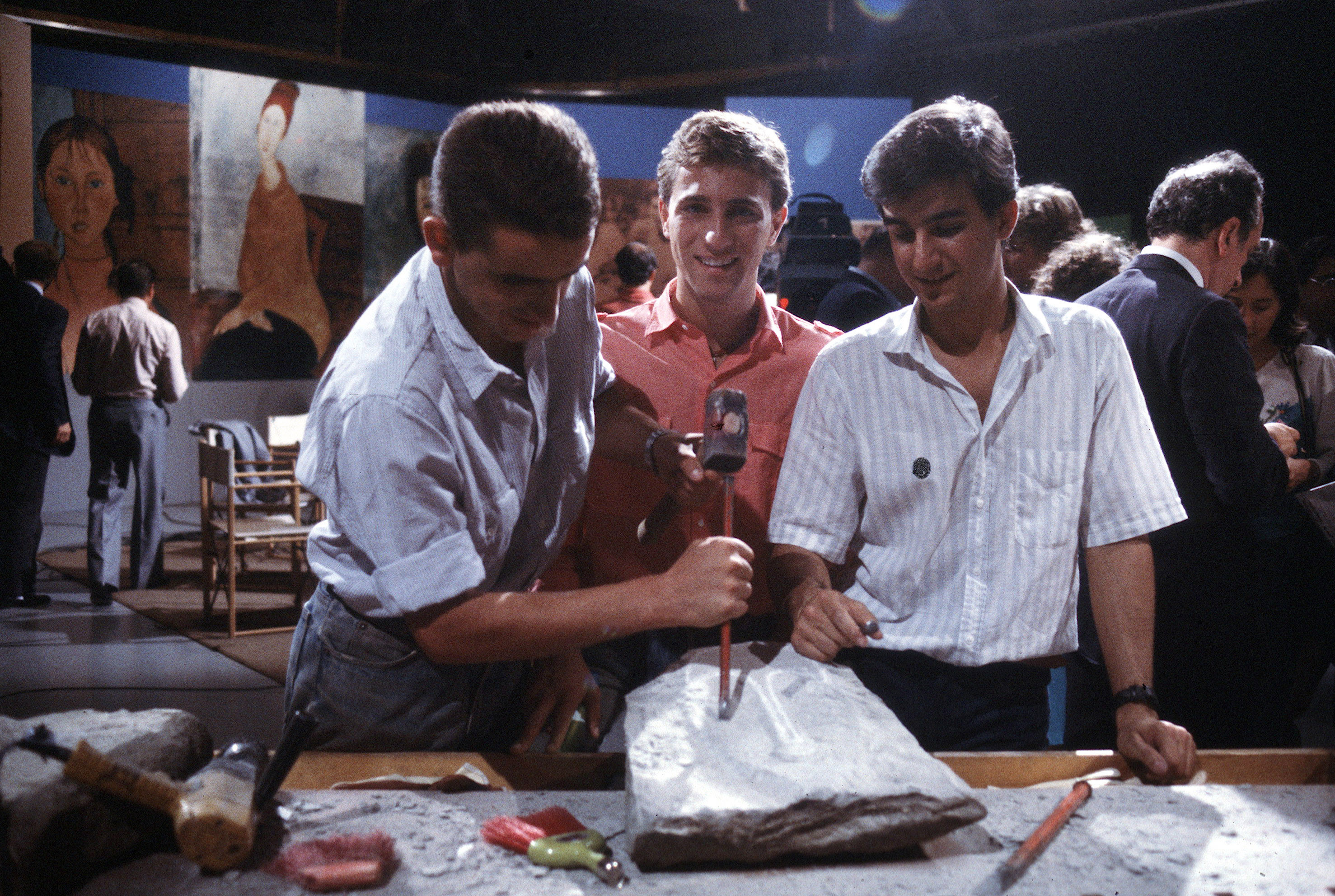 Fałszerze Modì2 Pietro Luridiana, Michele Ghelarducci i Pier Francesco Ferrucci prezentują przed kamerami telewizji RAI, jak tego dokonali, Rzym, 1984 r.