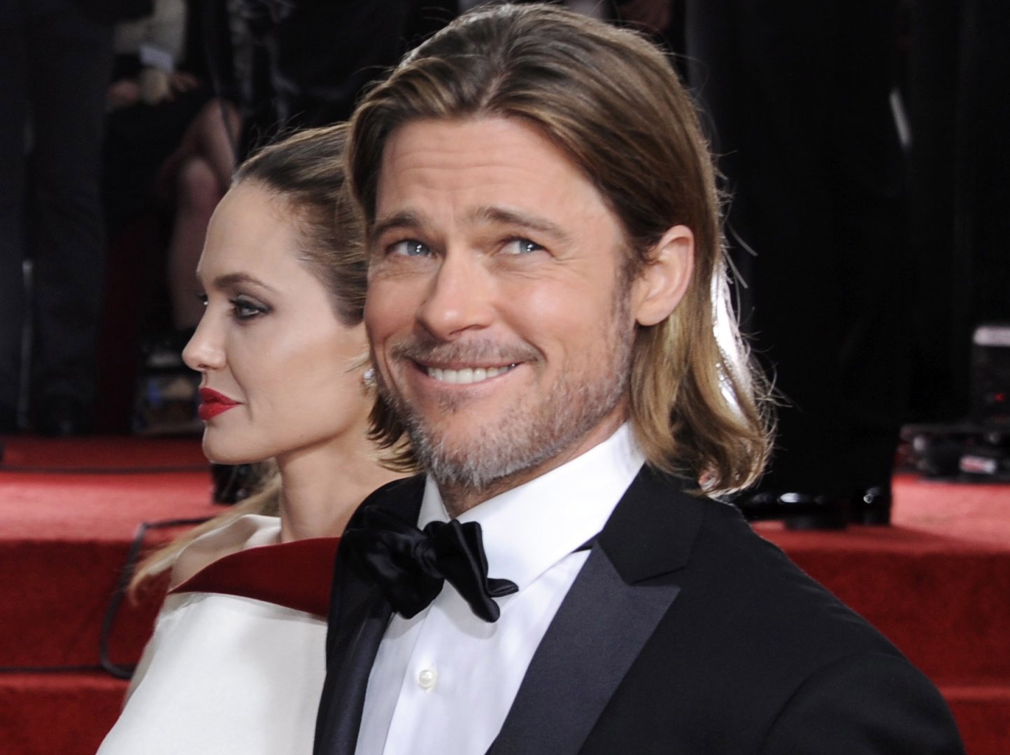 Brad Pitt na czerwonym dywanie pokazał zniewalający, rzadko ostatnio widziany u niego uśmiech