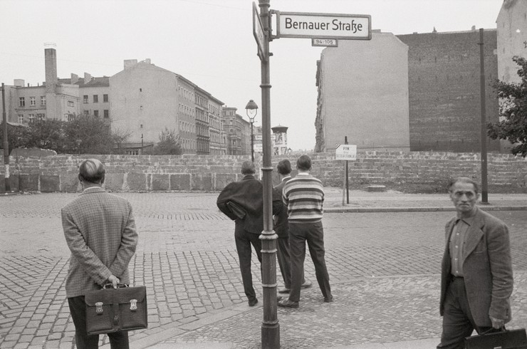 Berlin podzielony murem. Tak wyglądał w okresie zimnej wojny - Wiadomości
